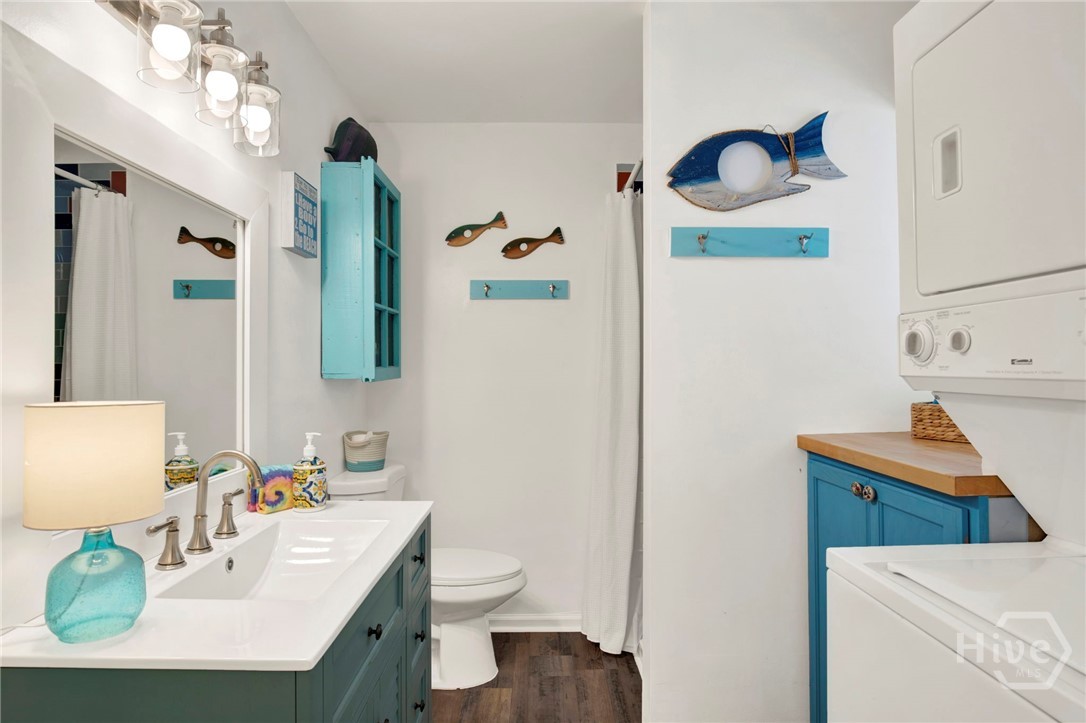 2 BR apt whimsical bath w/ washer/dryer