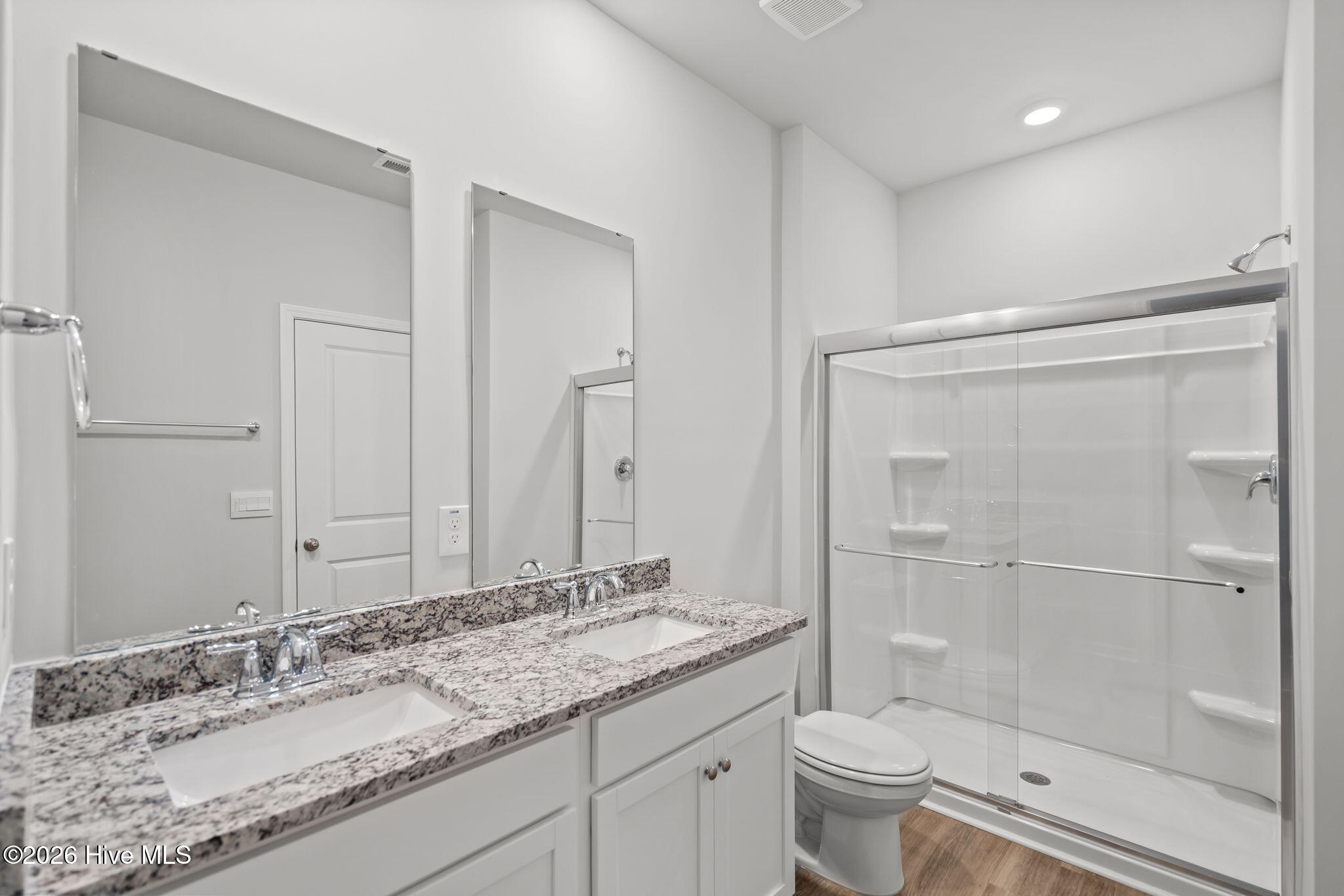 100548880 | Photo 25