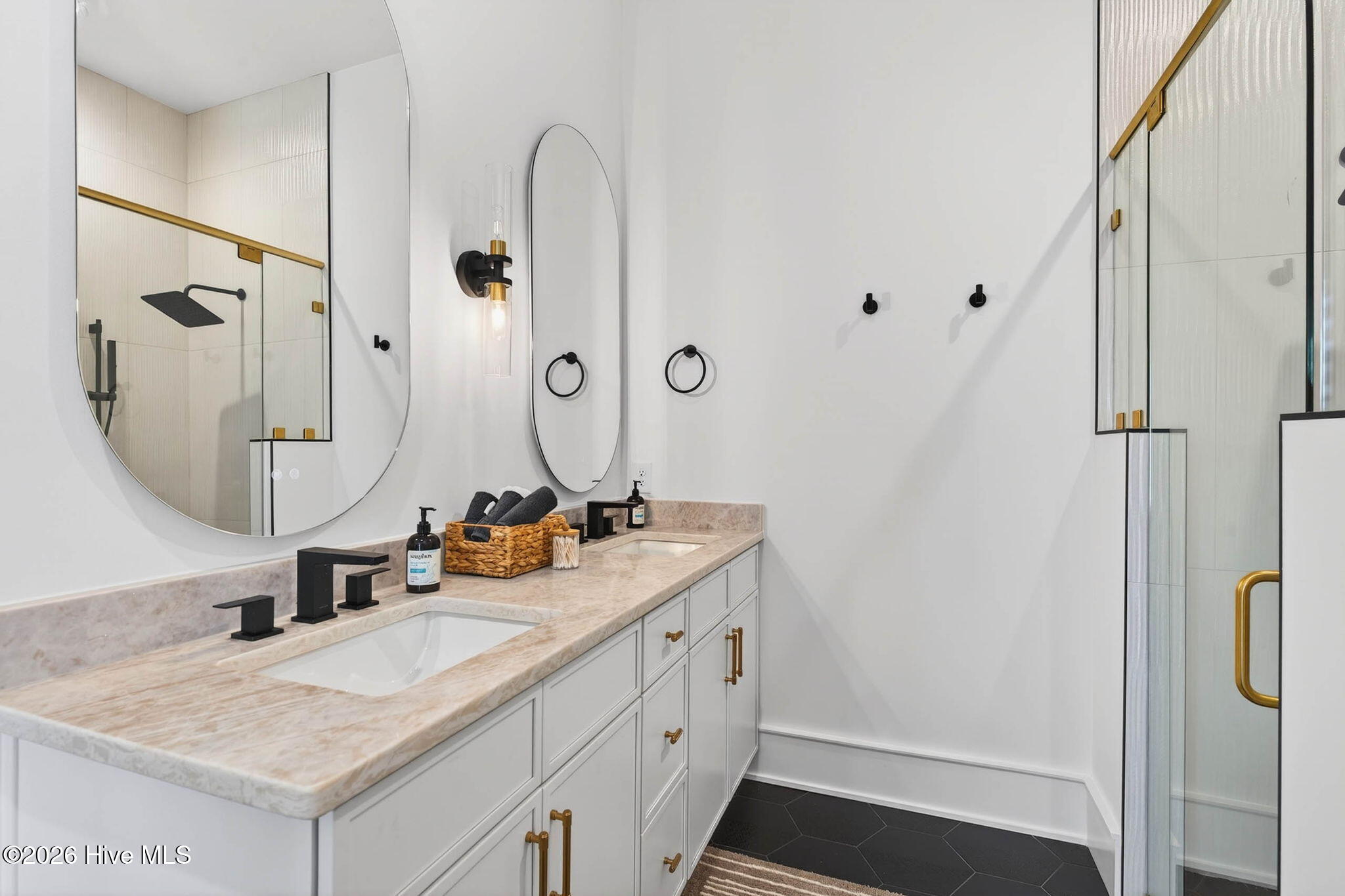 100565153 | Photo 47