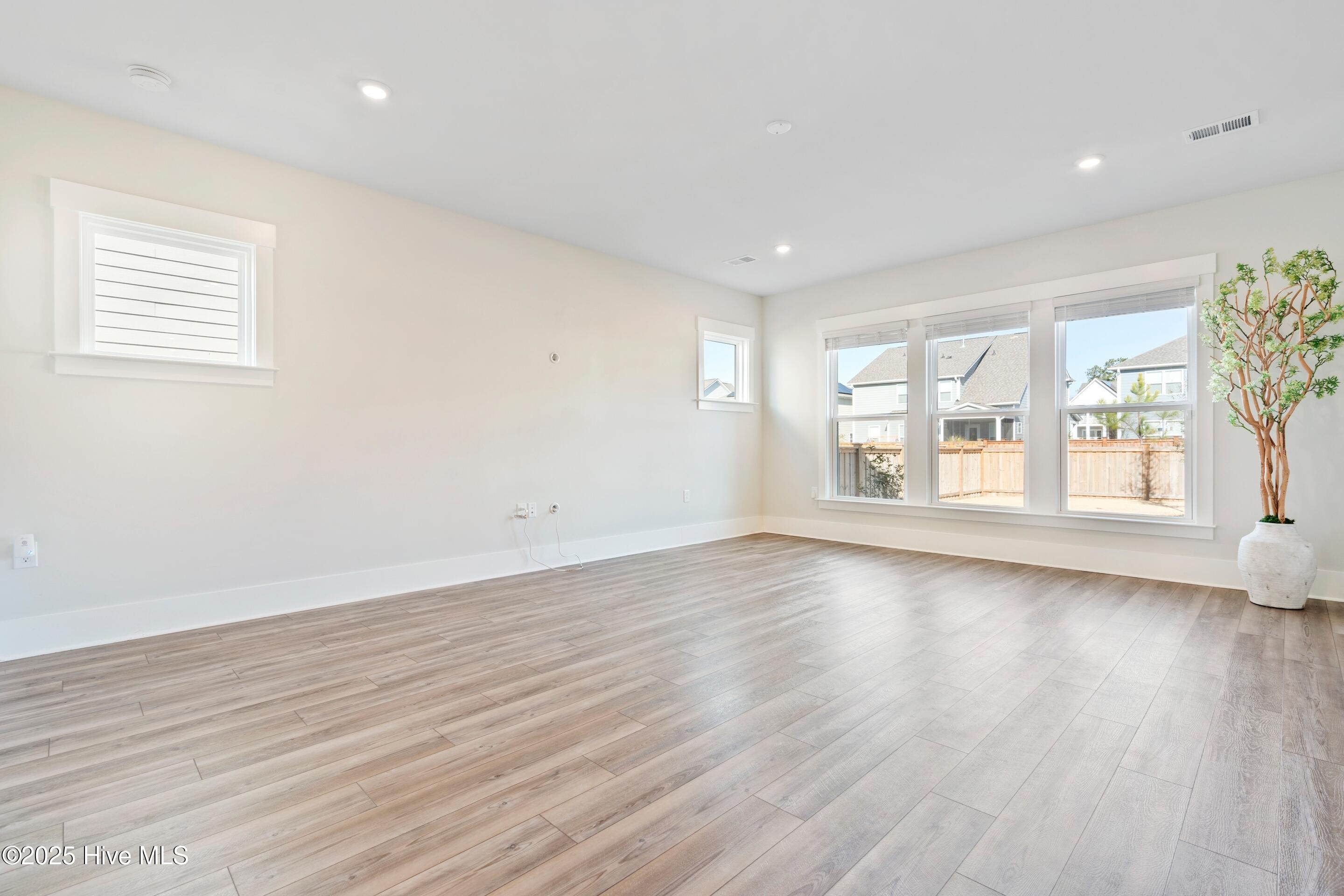 100547045 | Photo 12