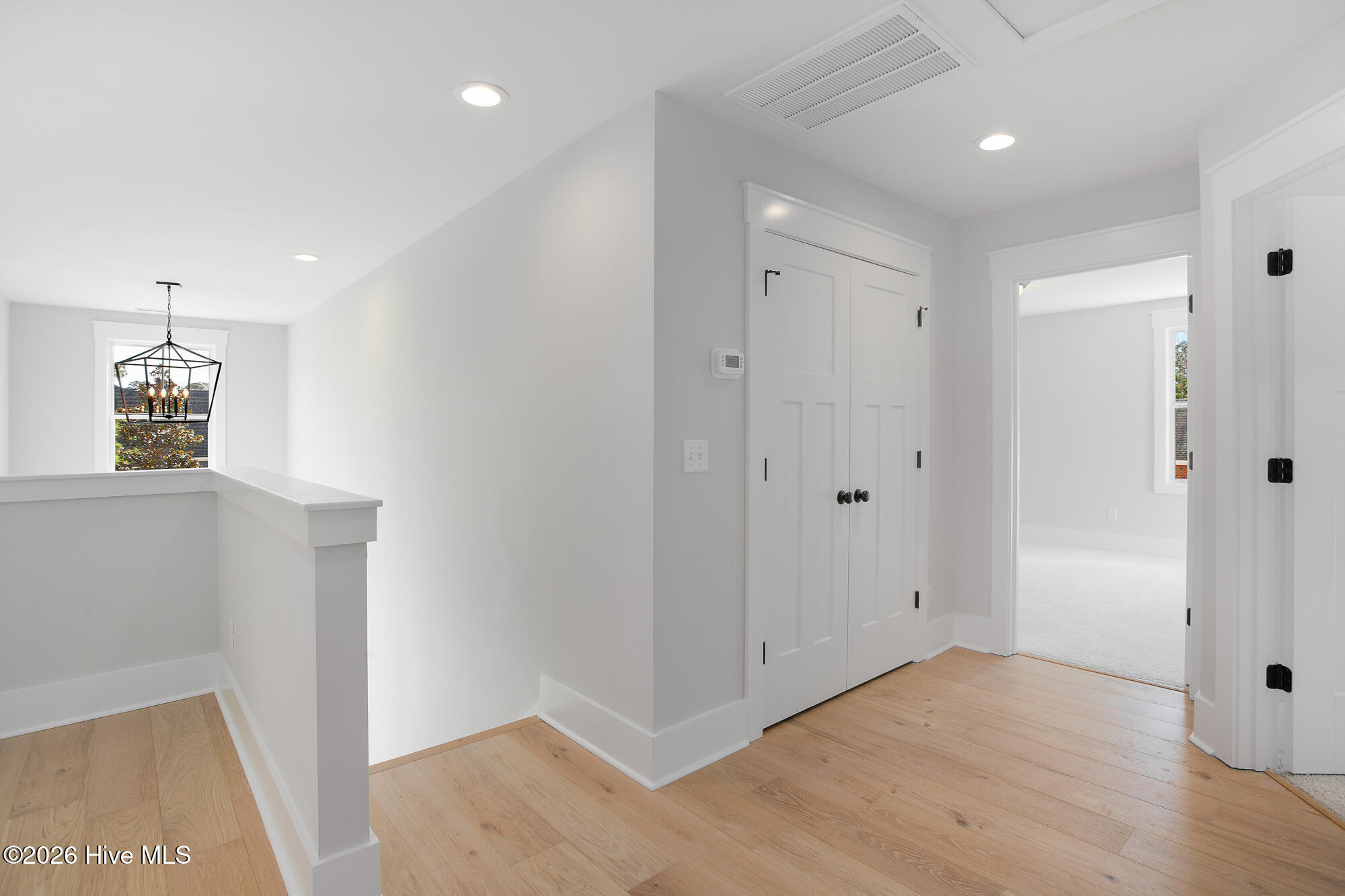 100564009 | Photo 22