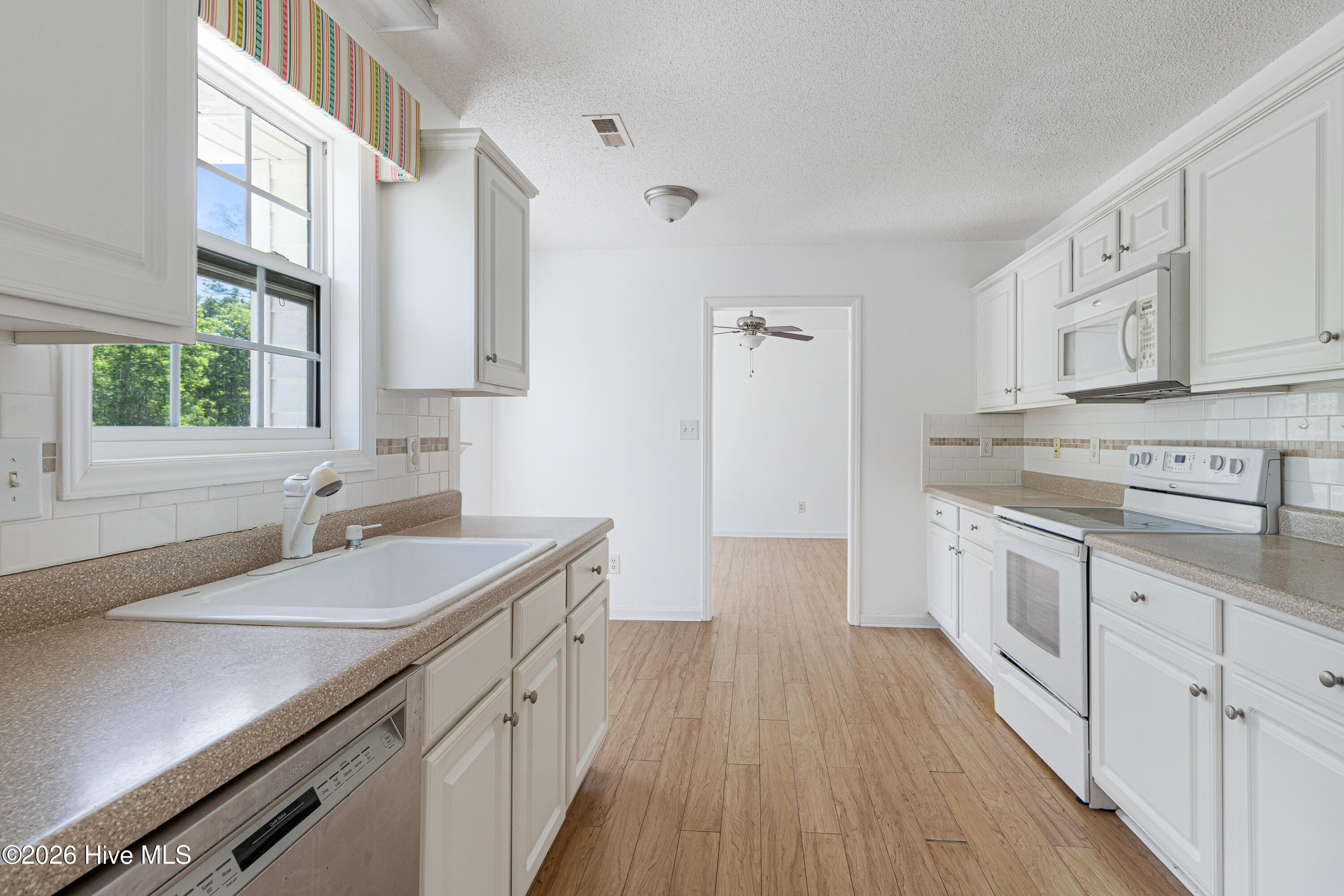 100570651 | Photo 11