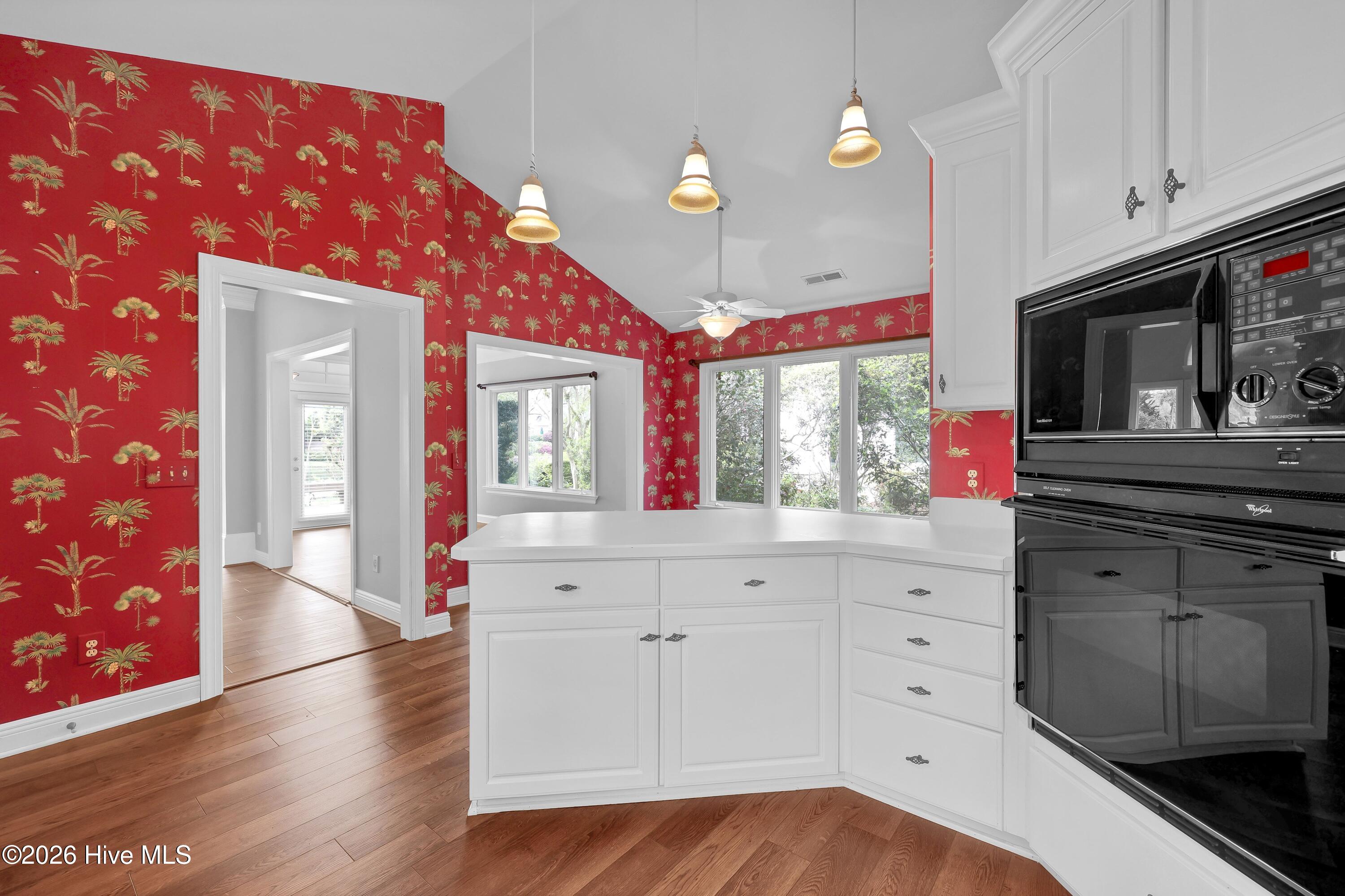 100566096 | Photo 24