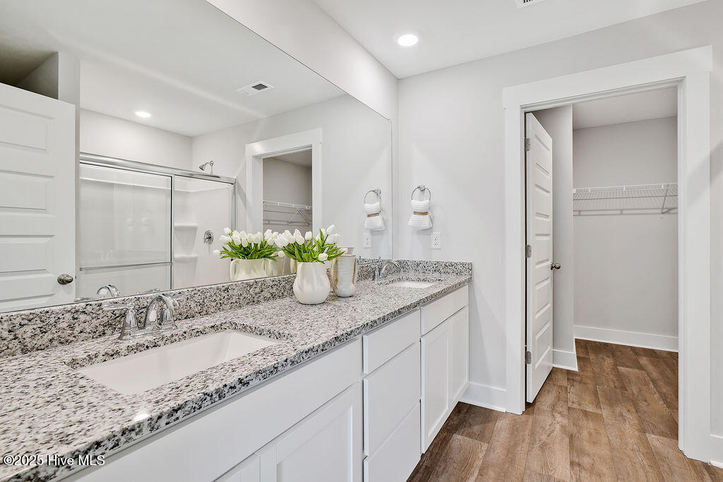 100563848 | Photo 19