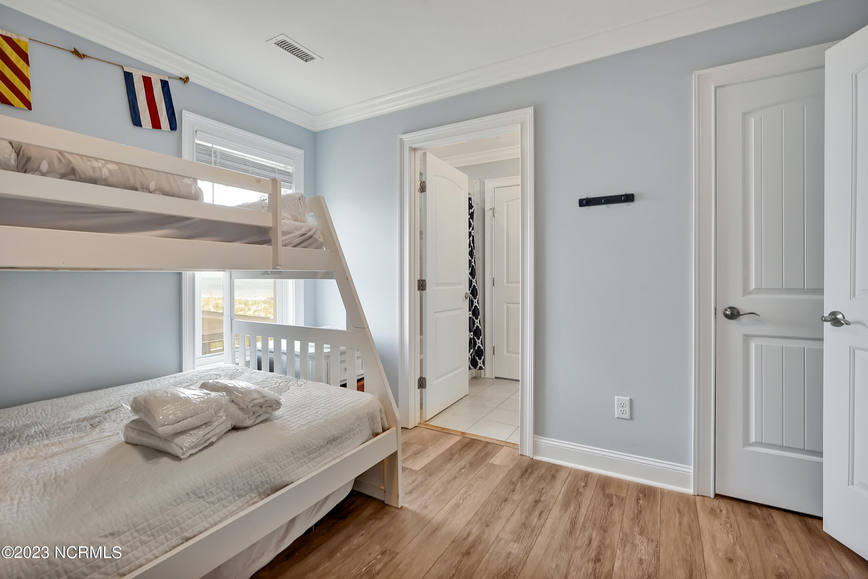 100558730 | Photo 54