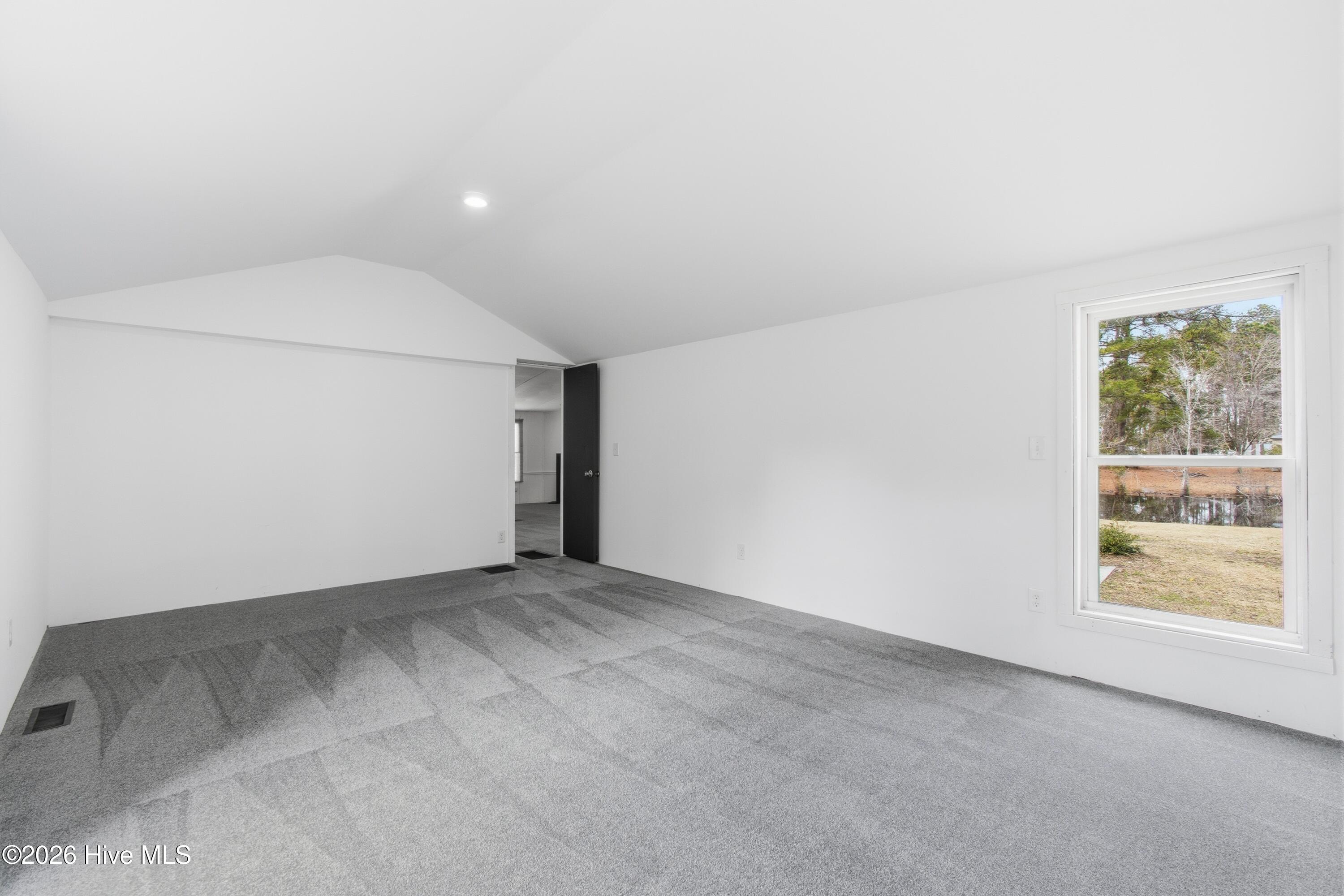 100553842 | Photo 30