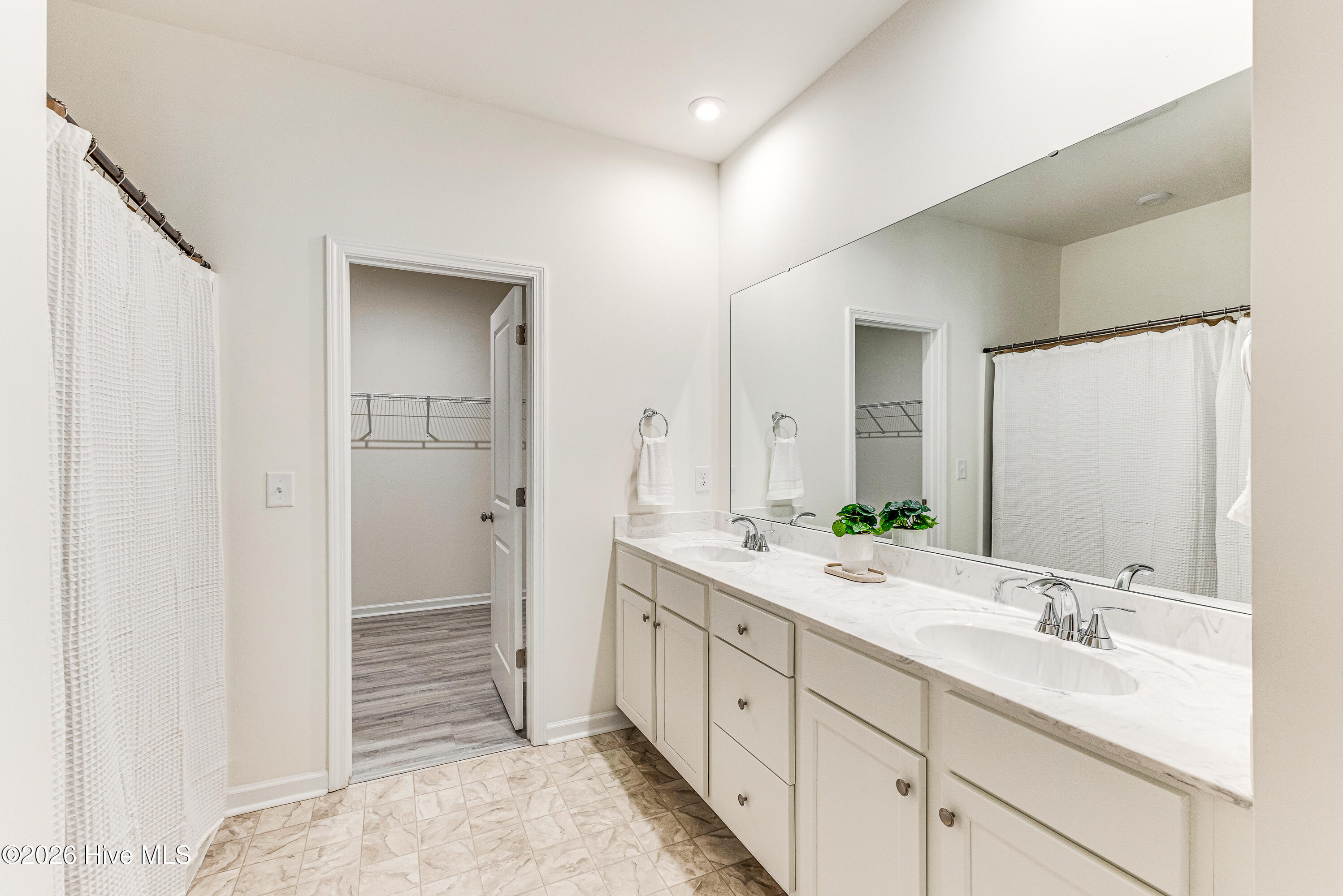 100562750 | Photo 23