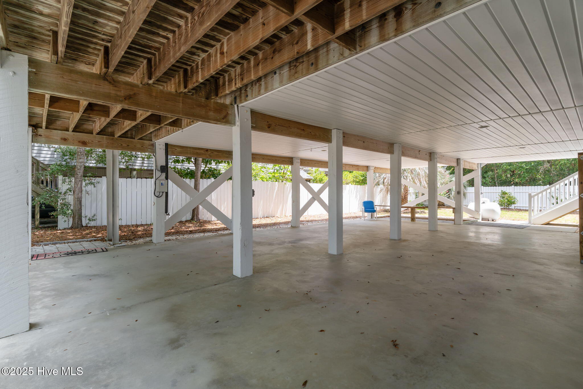 100521042 | Photo 44