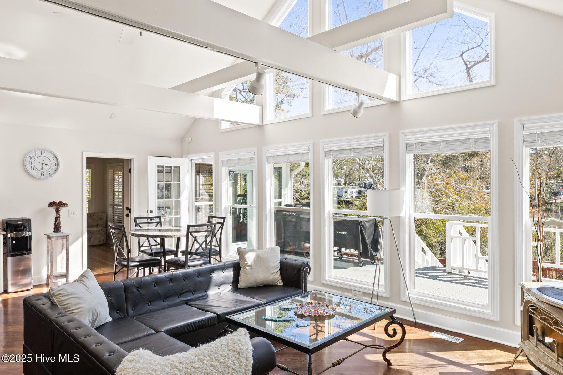 100497400 | Photo 16