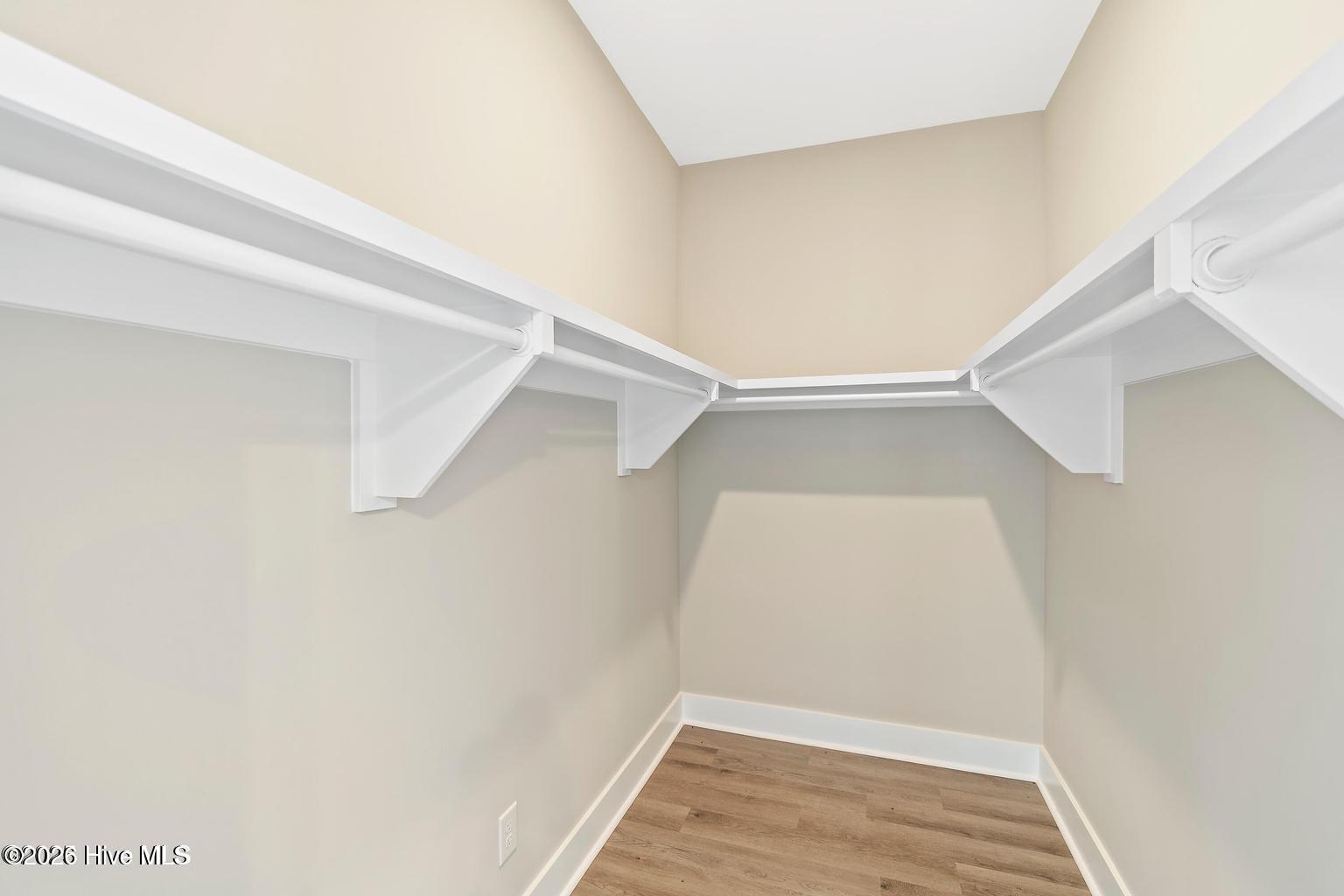 100565389 | Photo 13