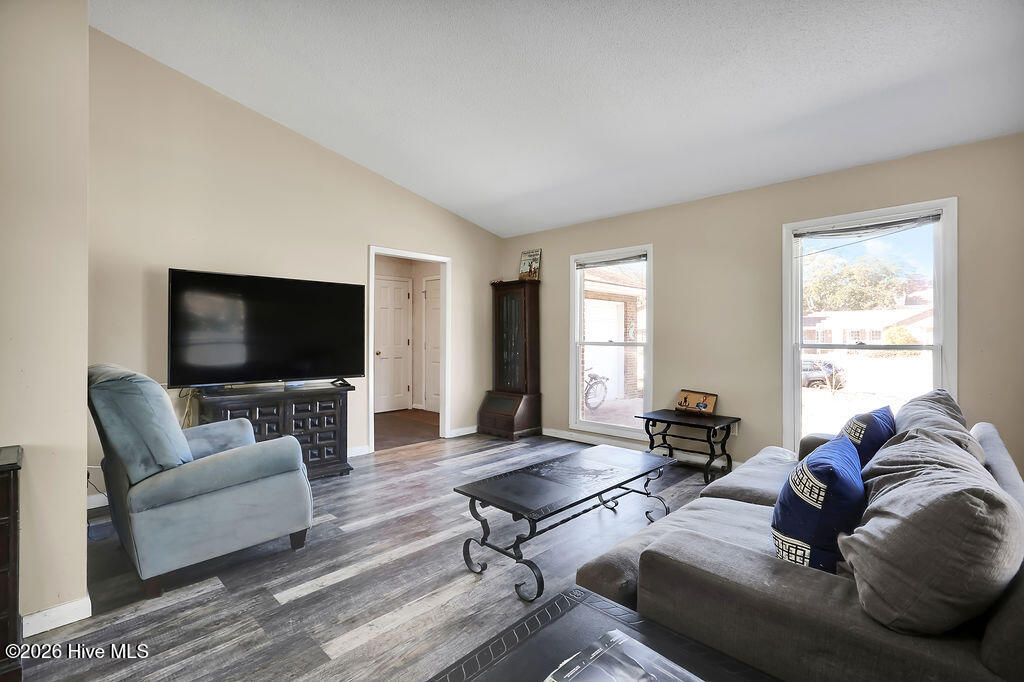 100555403 | Photo 11