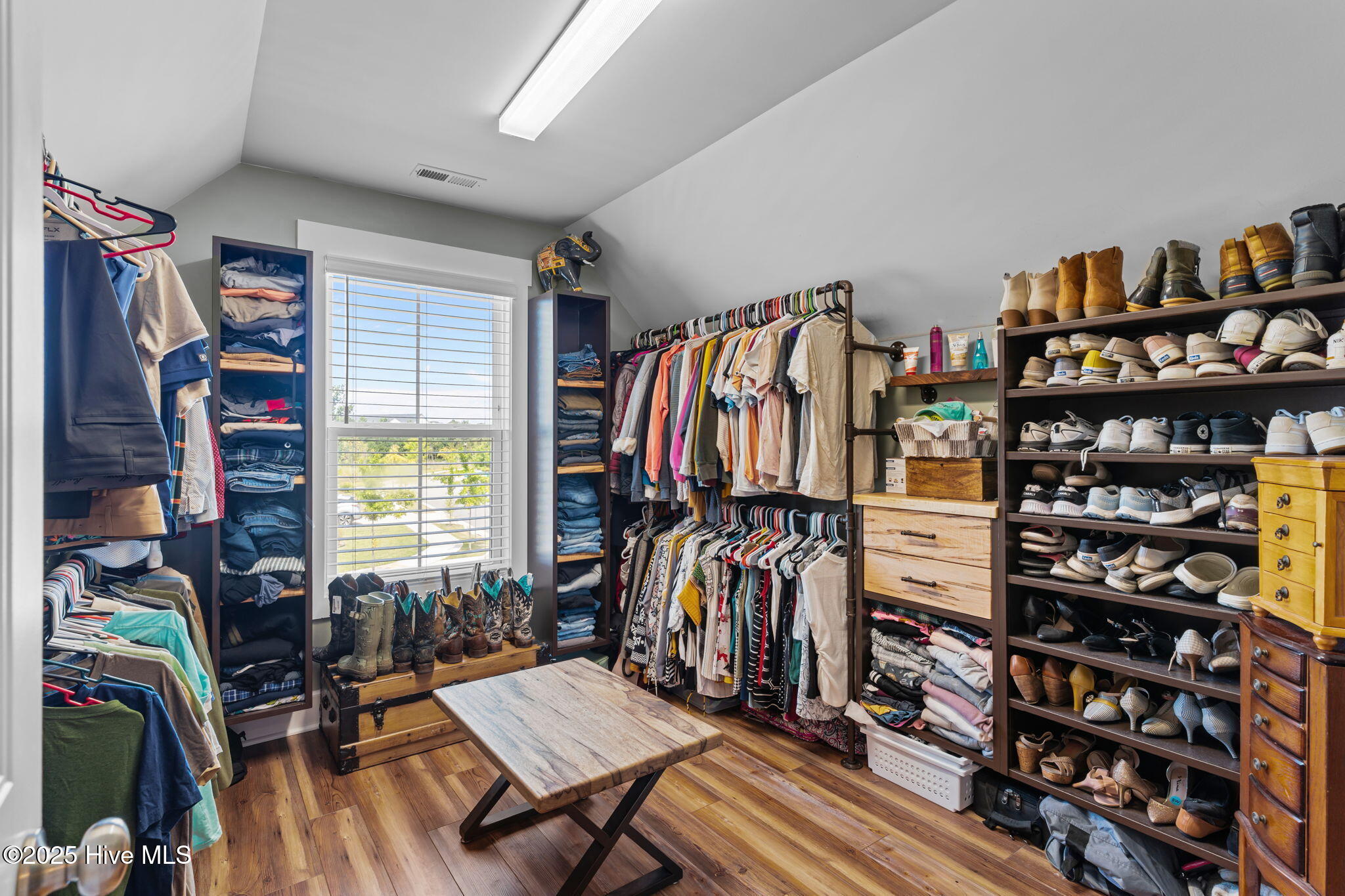 100528839 | Photo 35