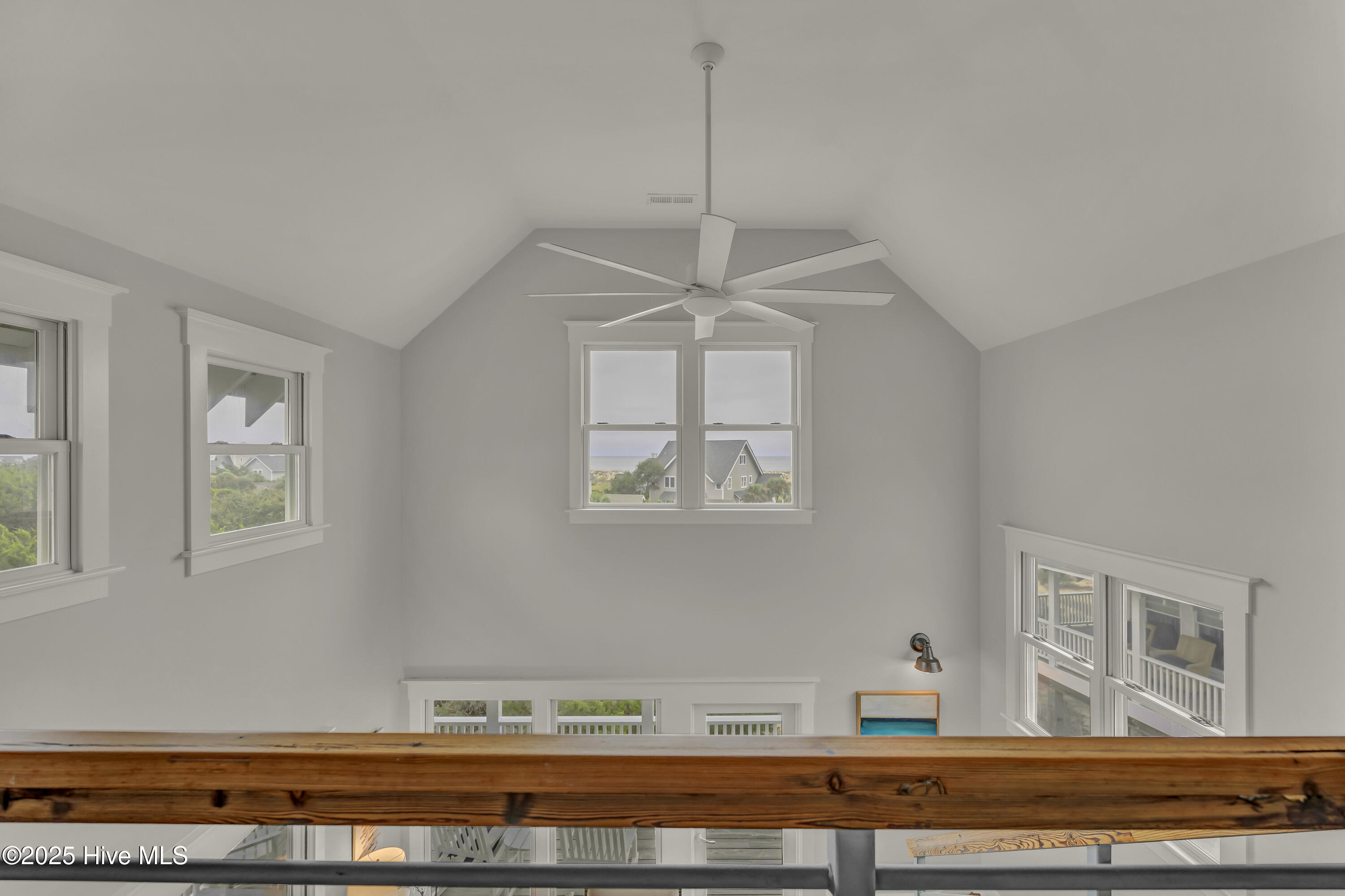 100536845 | Photo 25