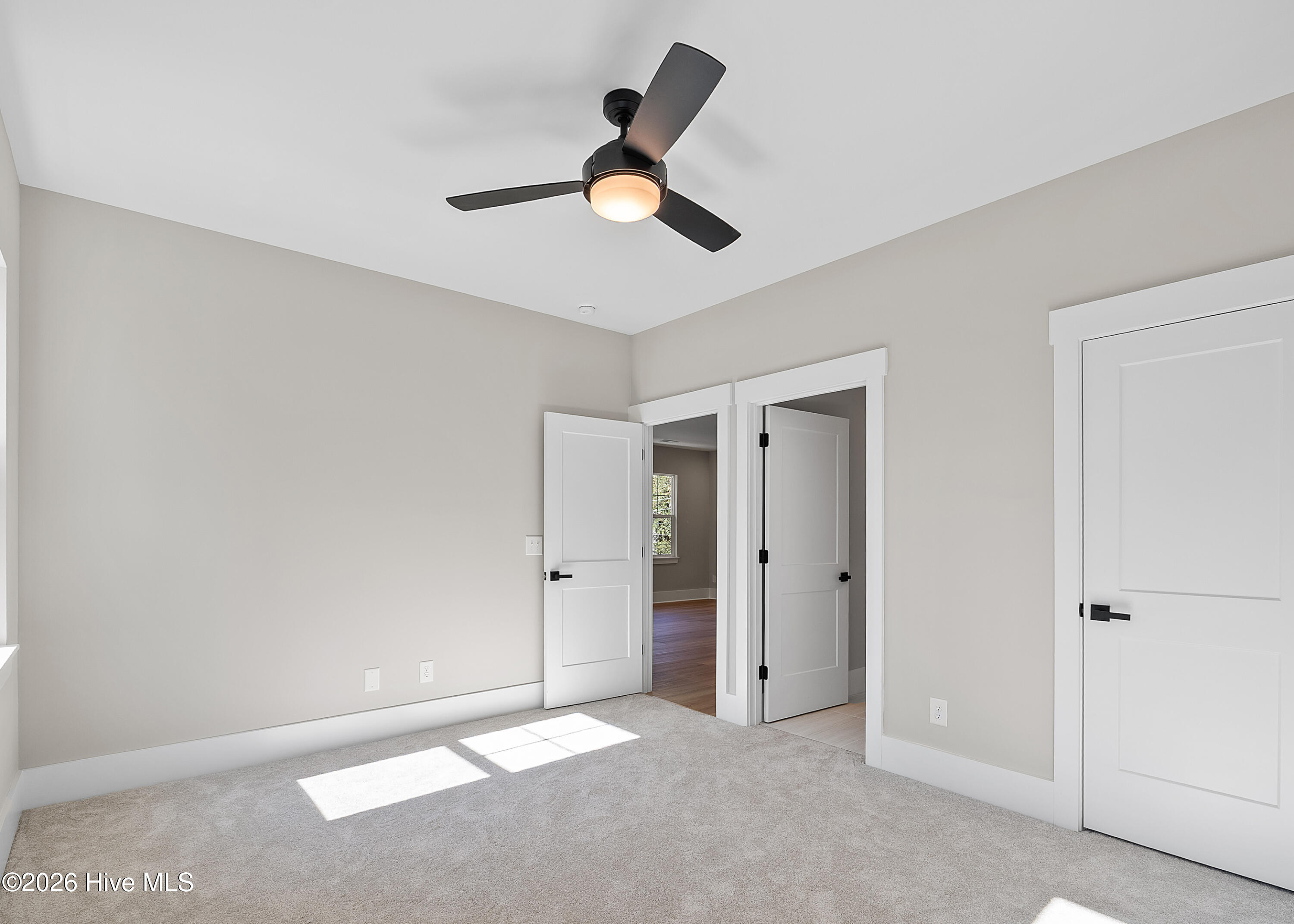 100566285 | Photo 26