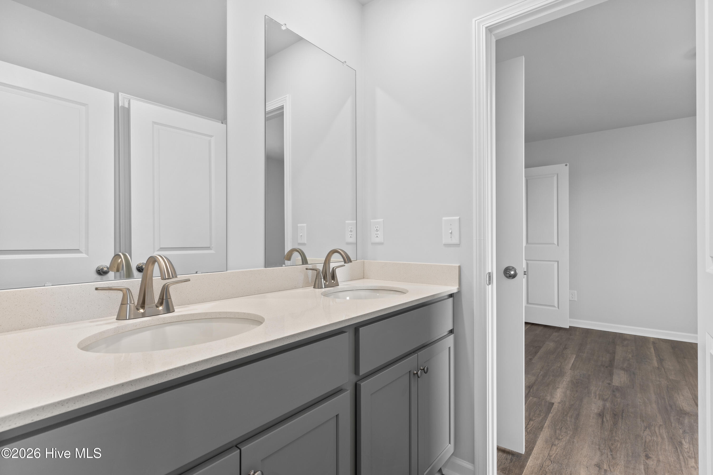 100538143 | Photo 29