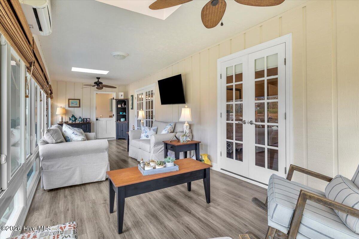 100563011 | Photo 32