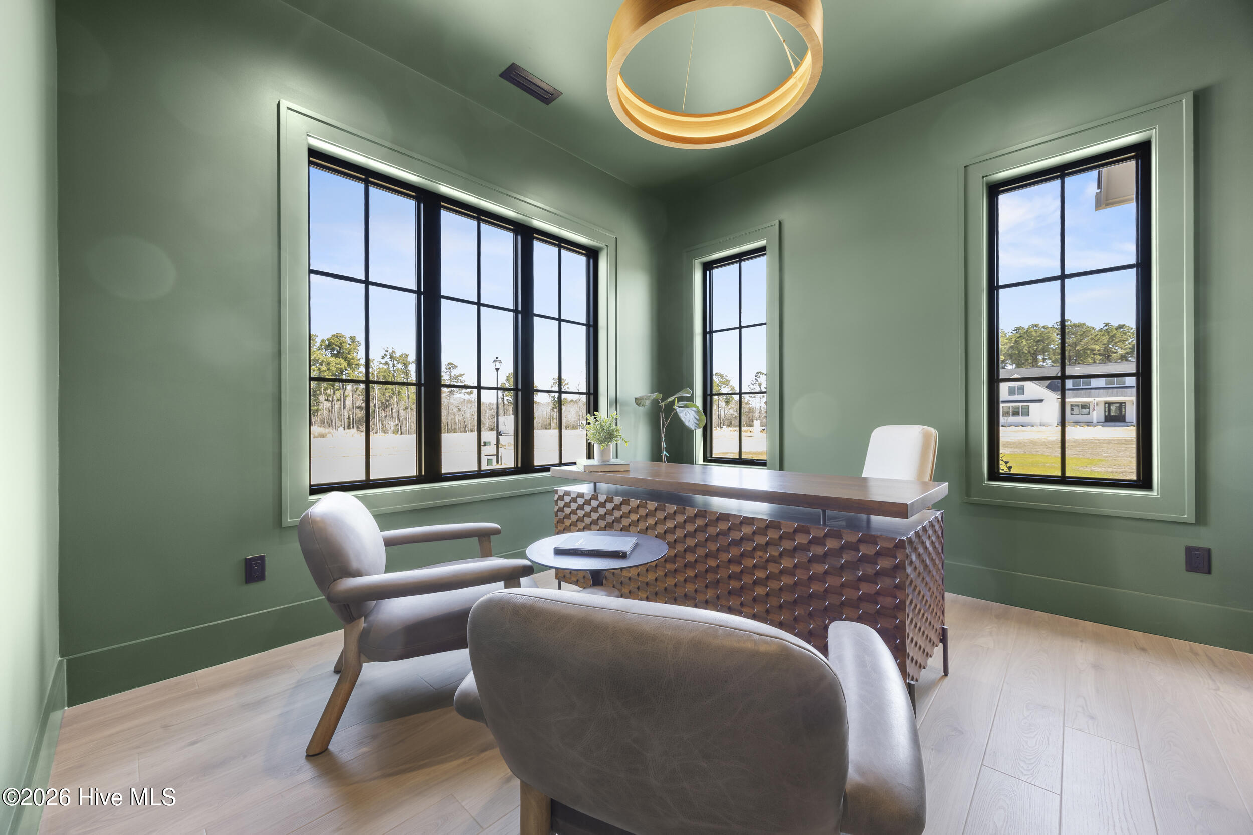 100561987 | Photo 28