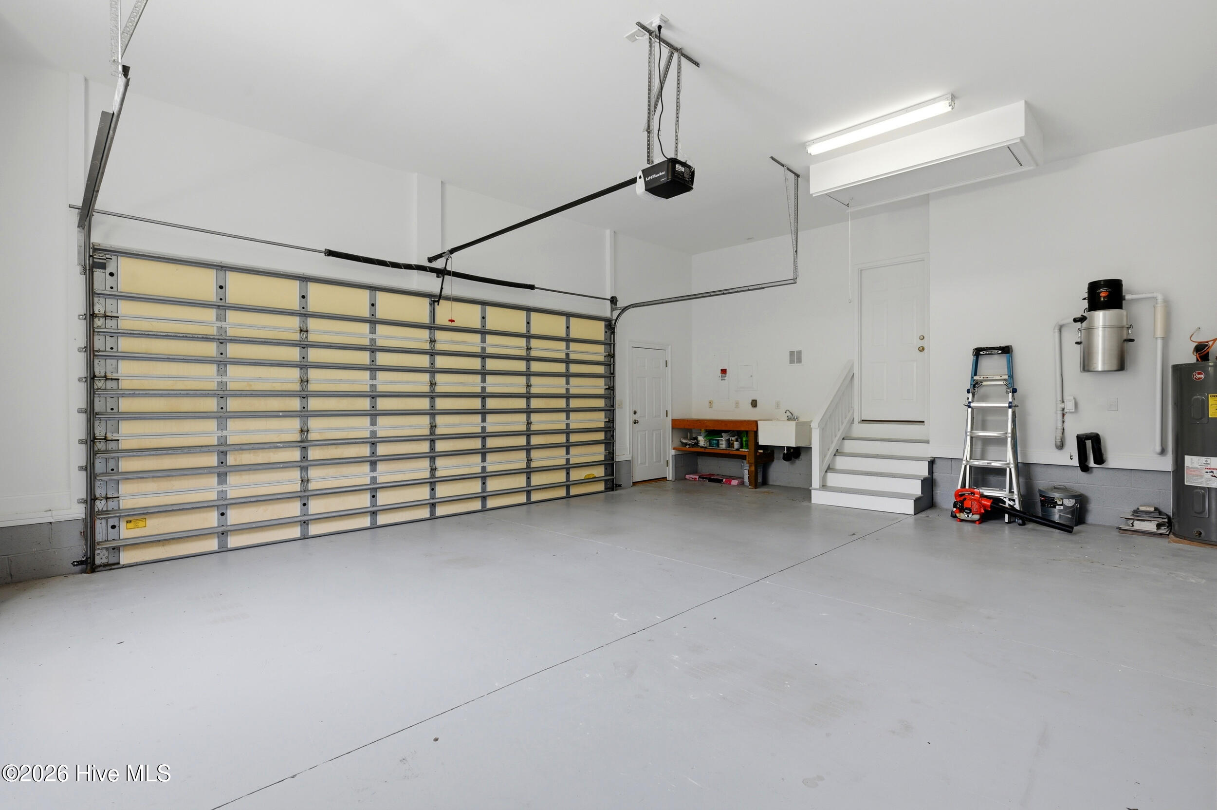 100566149 | Photo 43