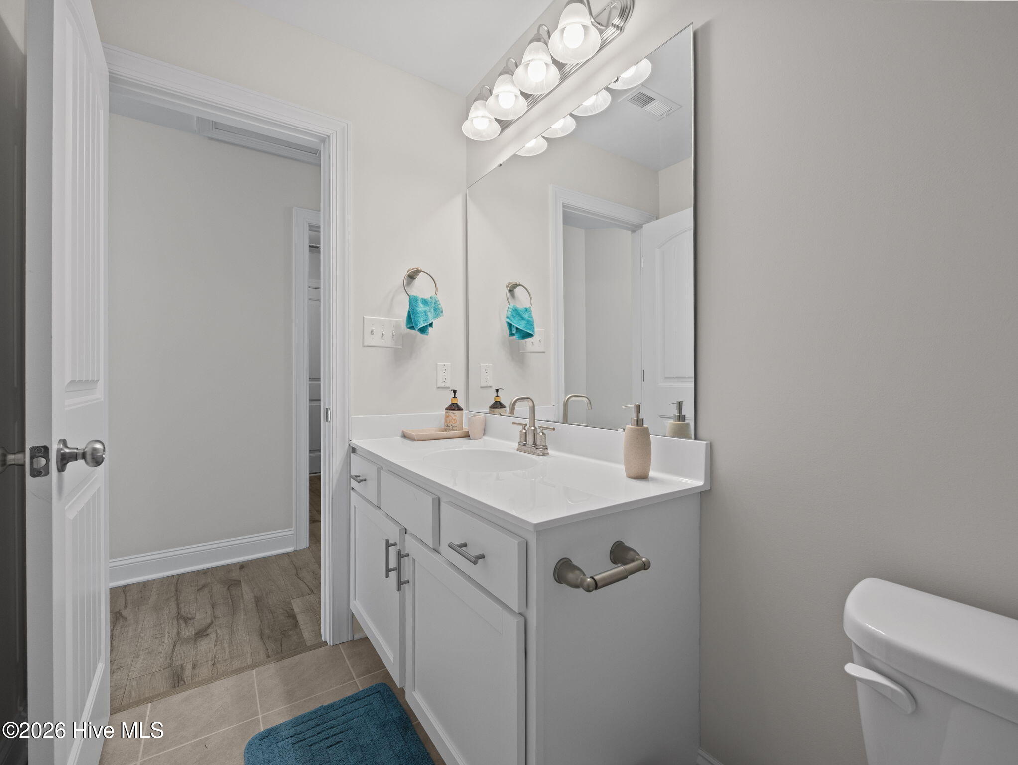 100563738 | Photo 21