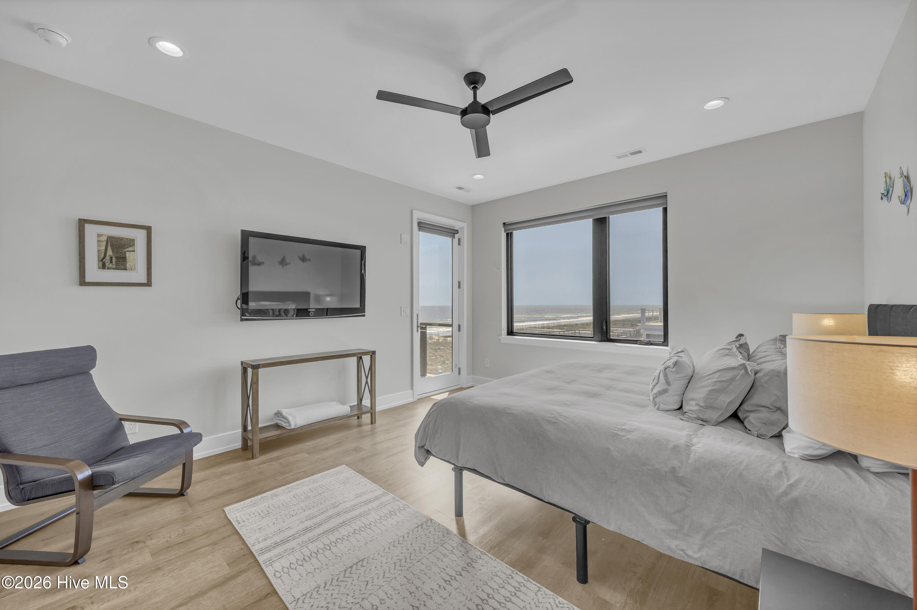 100565280 | Photo 25