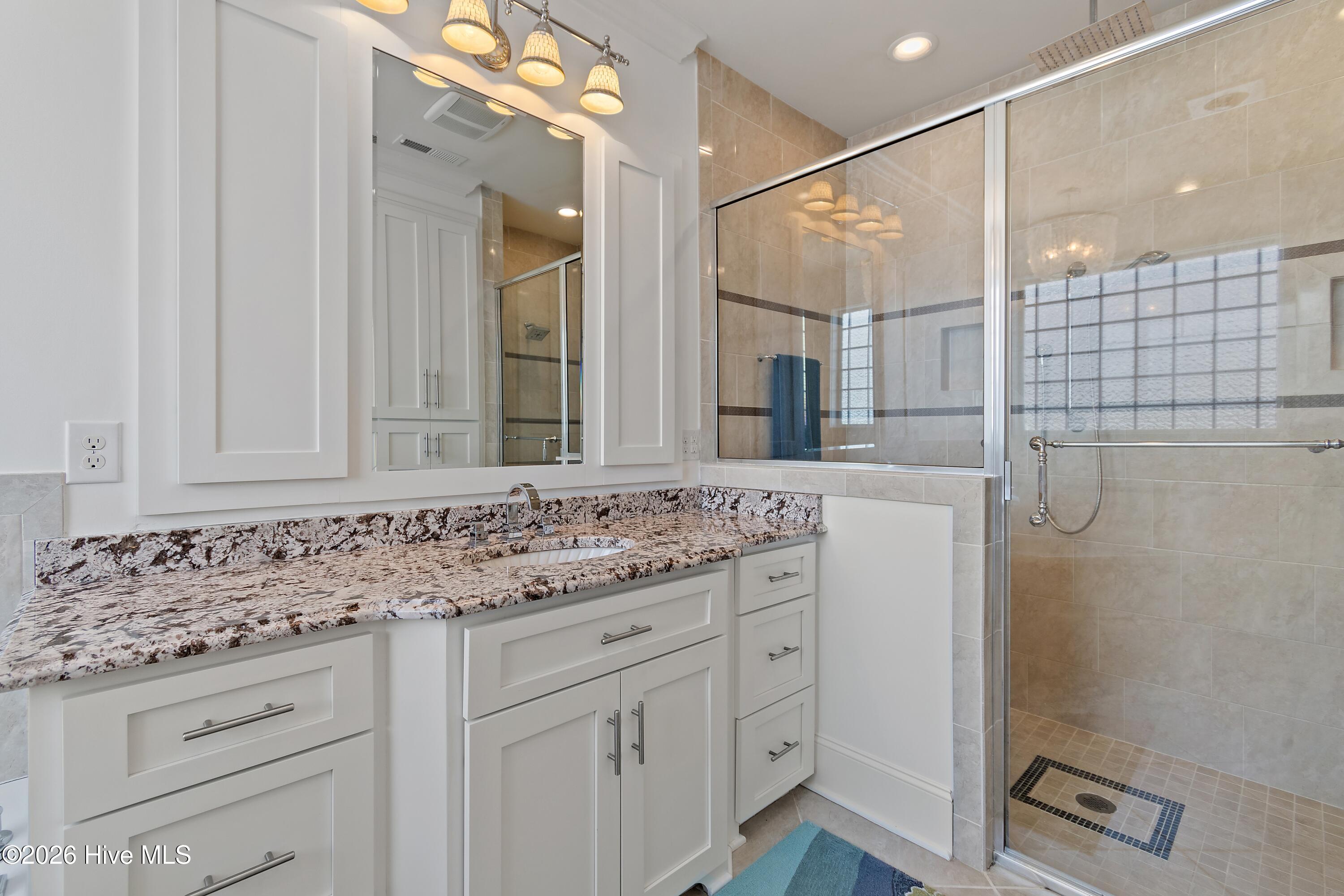 100562772 | Photo 43