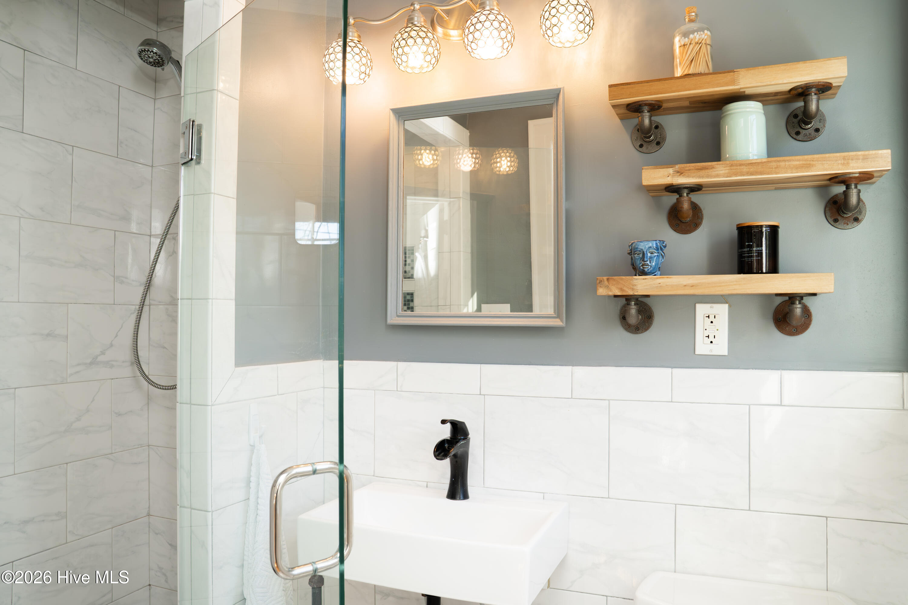 100558476 | Photo 43