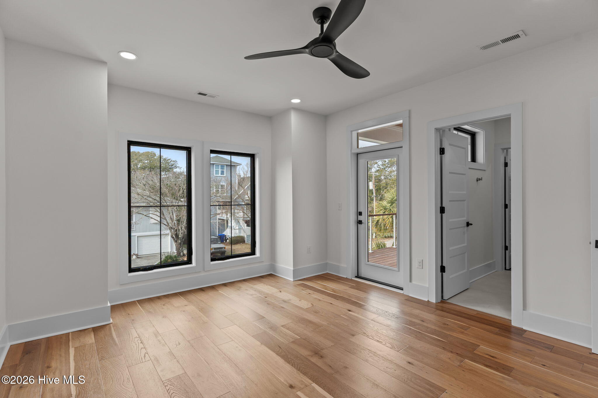 100553287 | Photo 52