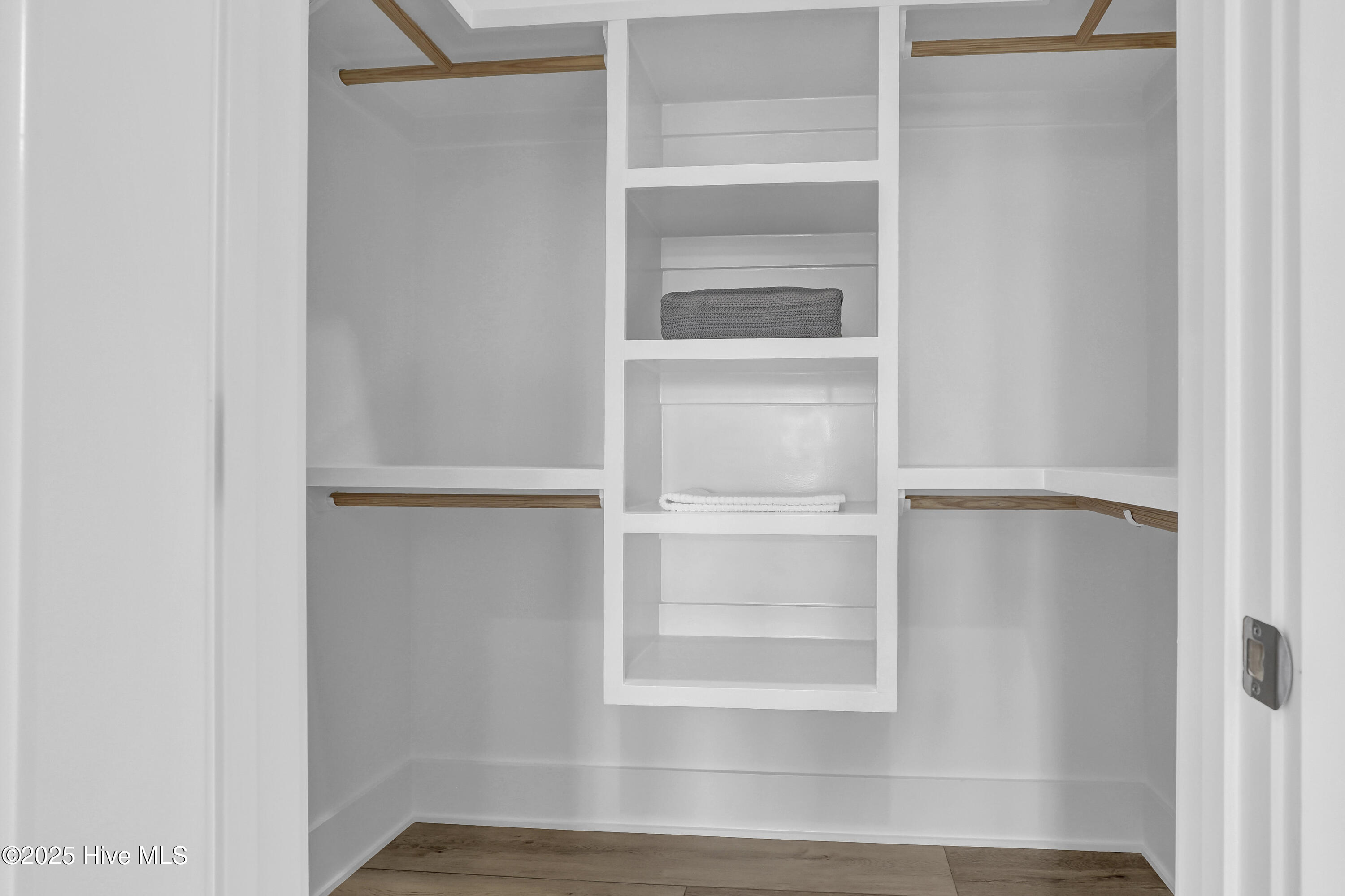 100555615 | Photo 15