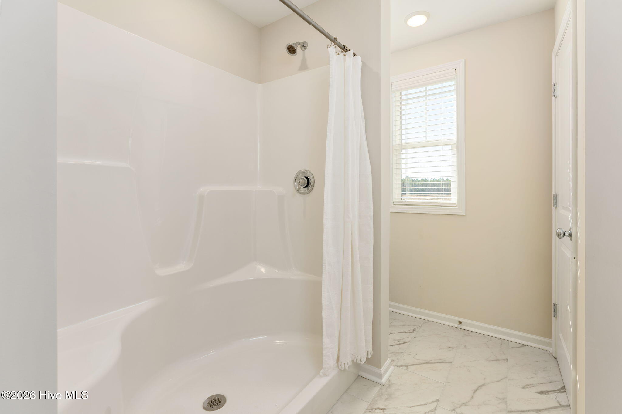 100561405 | Photo 16