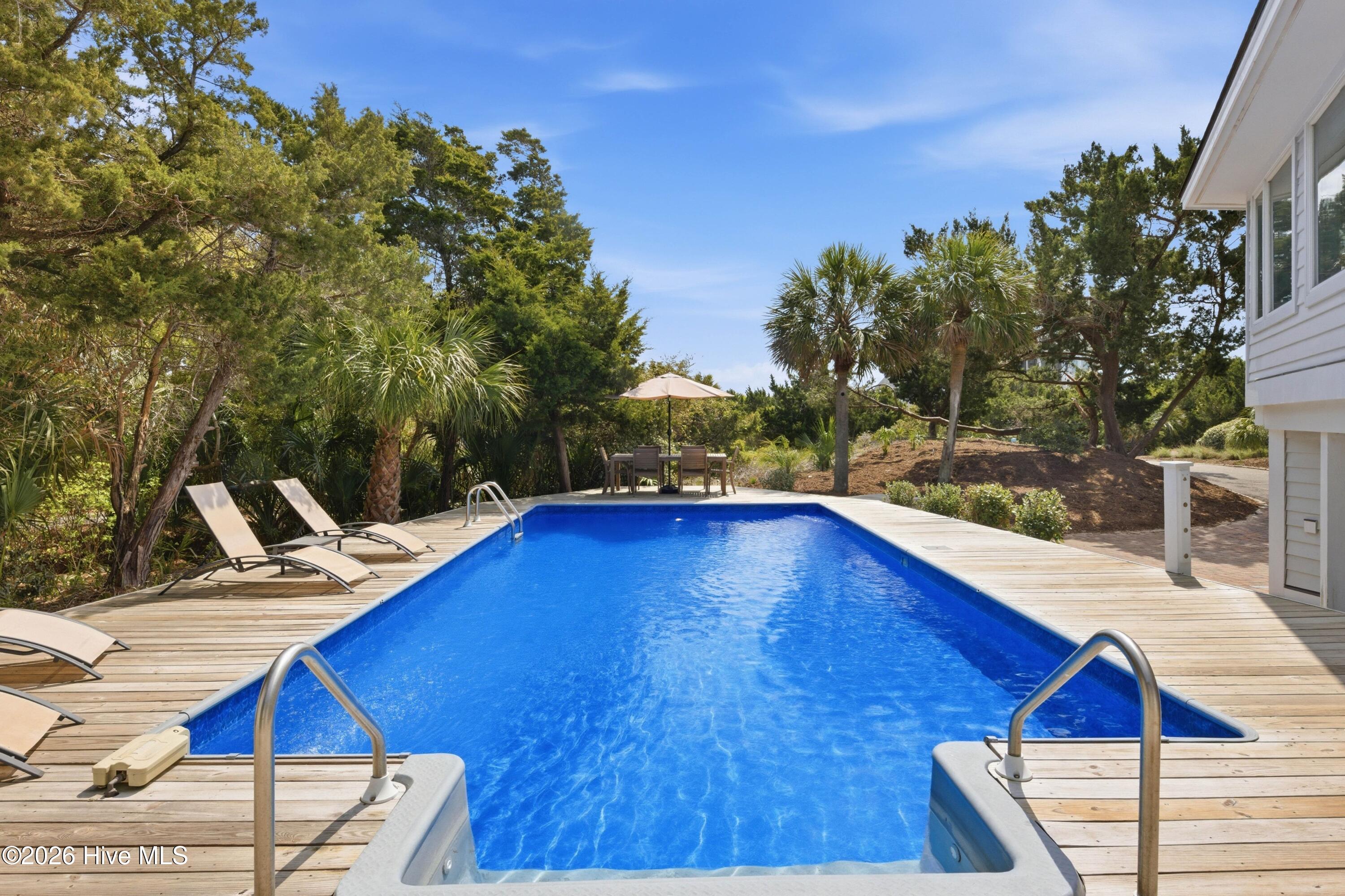 100560271 | Photo 44