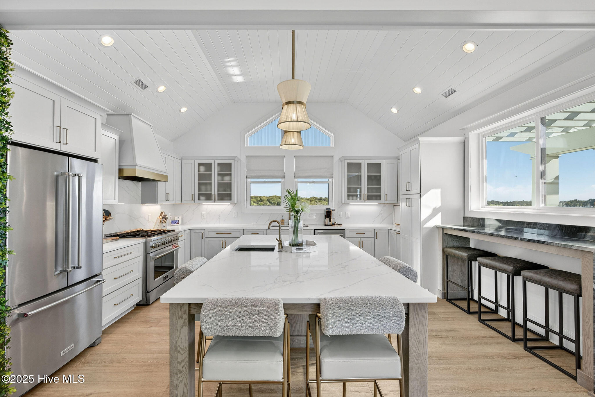 100541250 | Photo 11