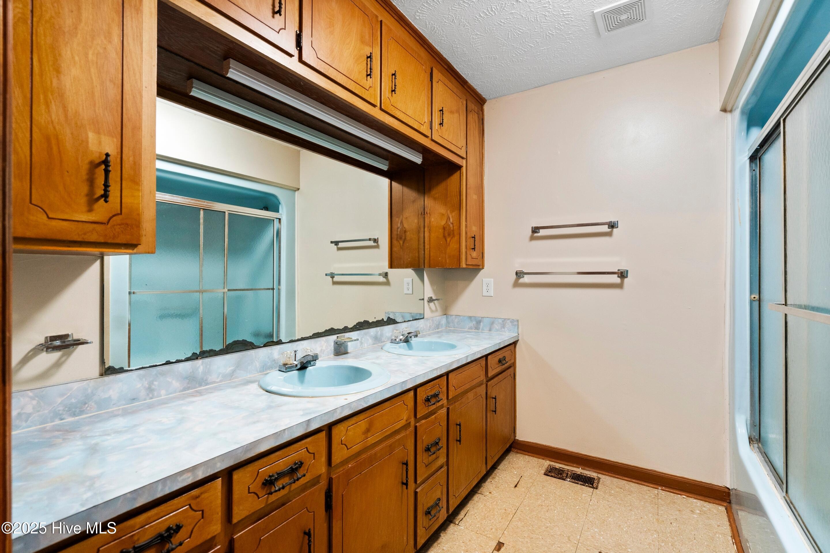 100528084 | Photo 24