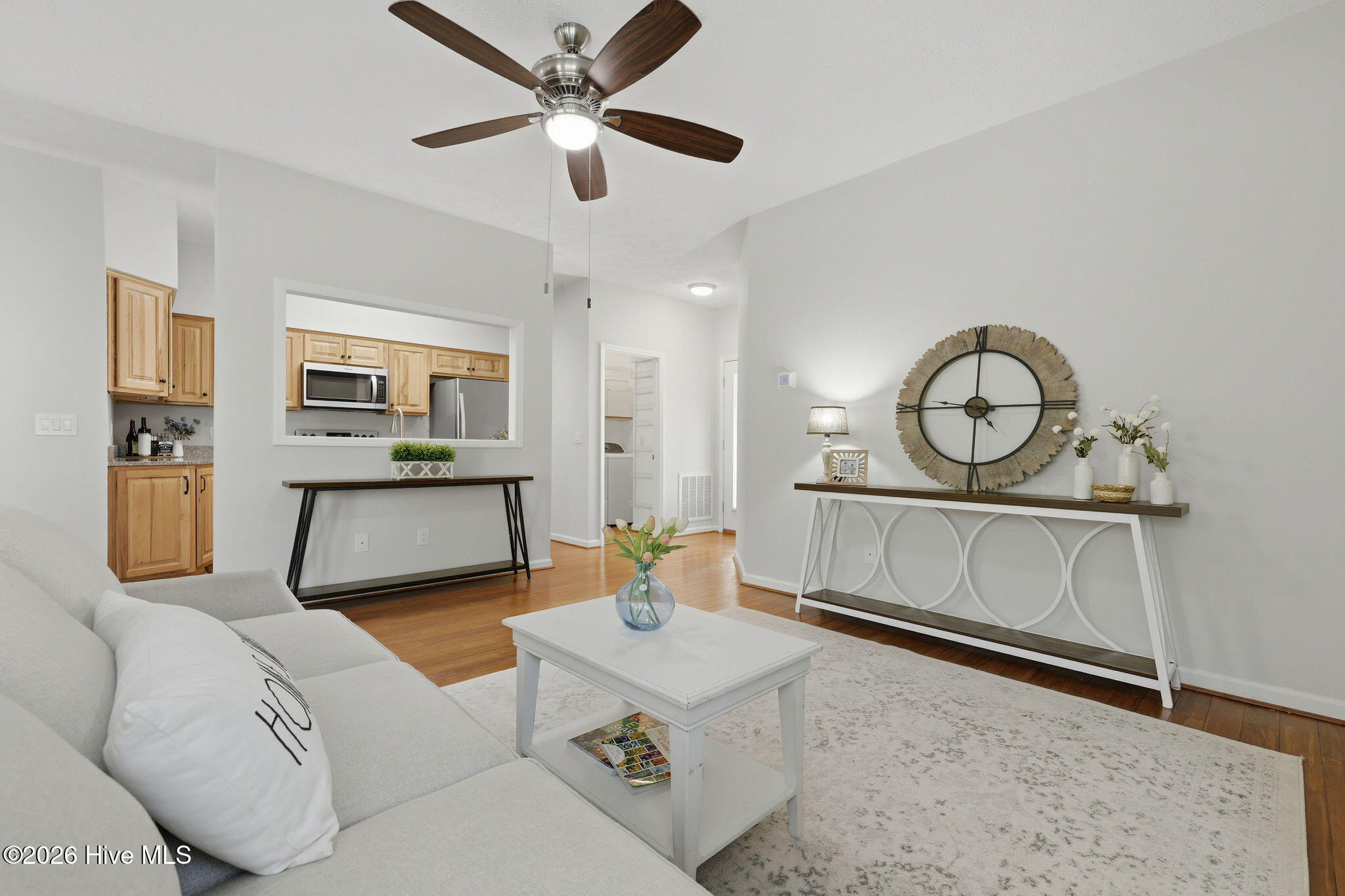 100569569 | Photo 23