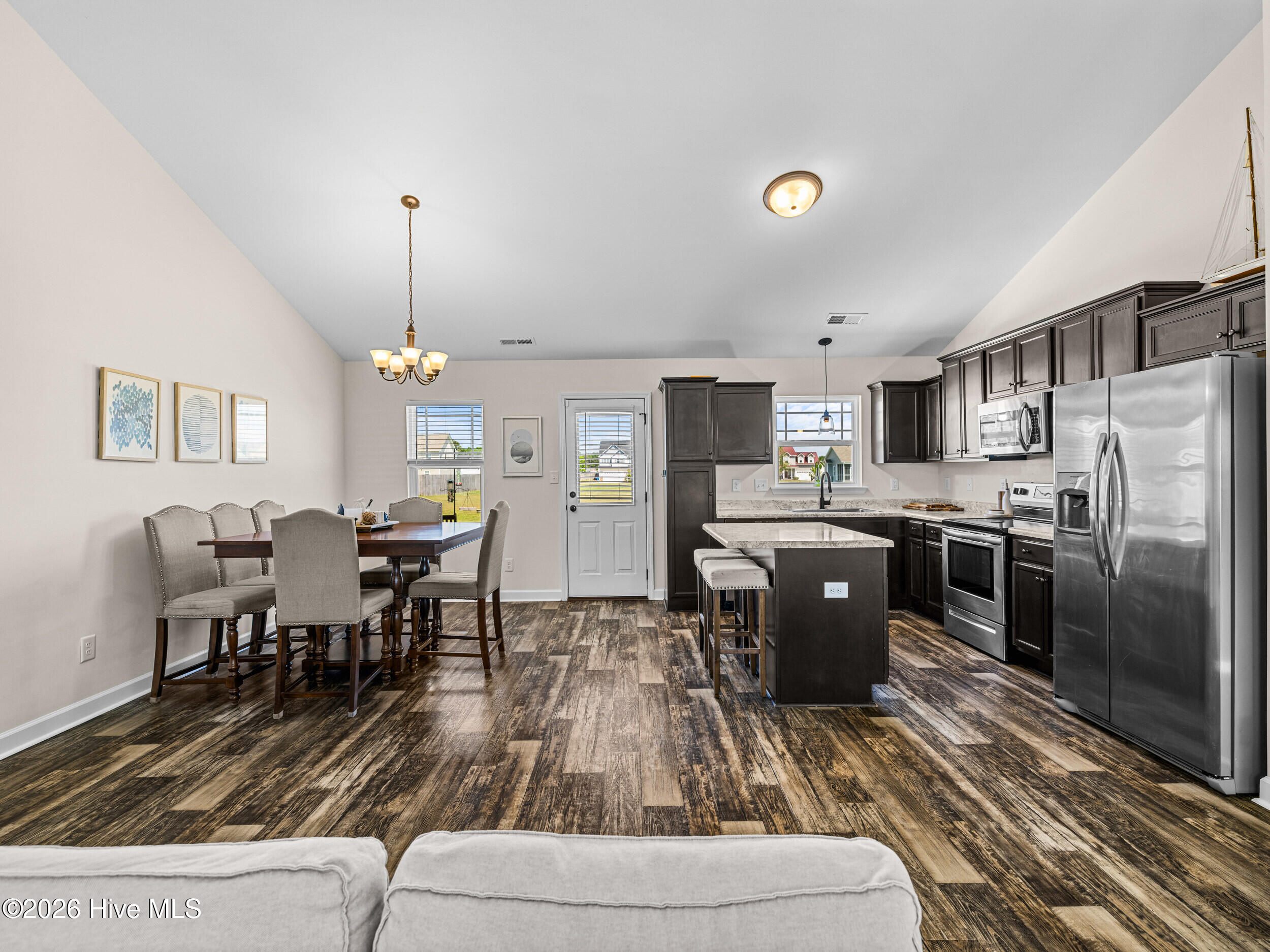 100569588 | Photo 11