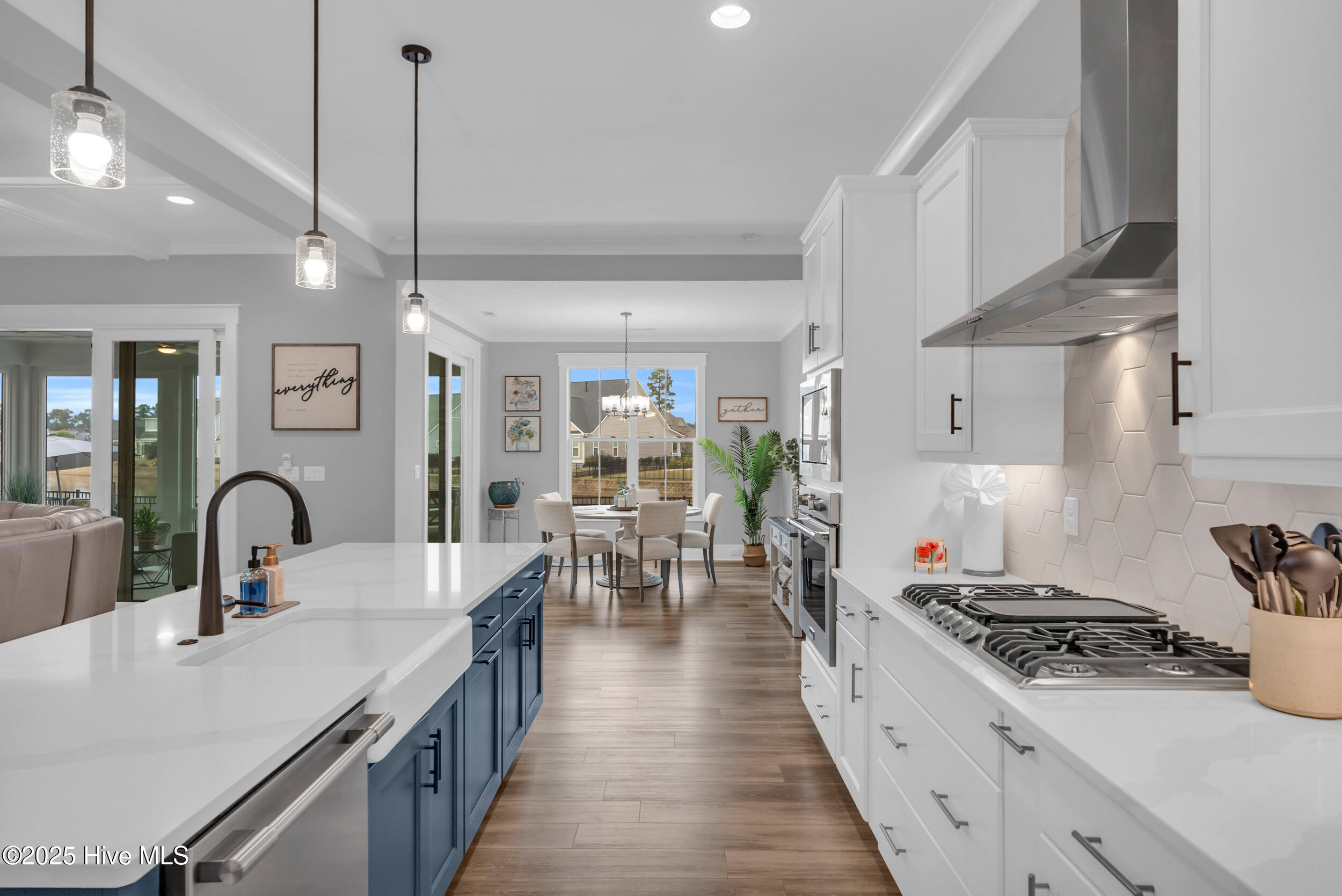 100543142 | Photo 15