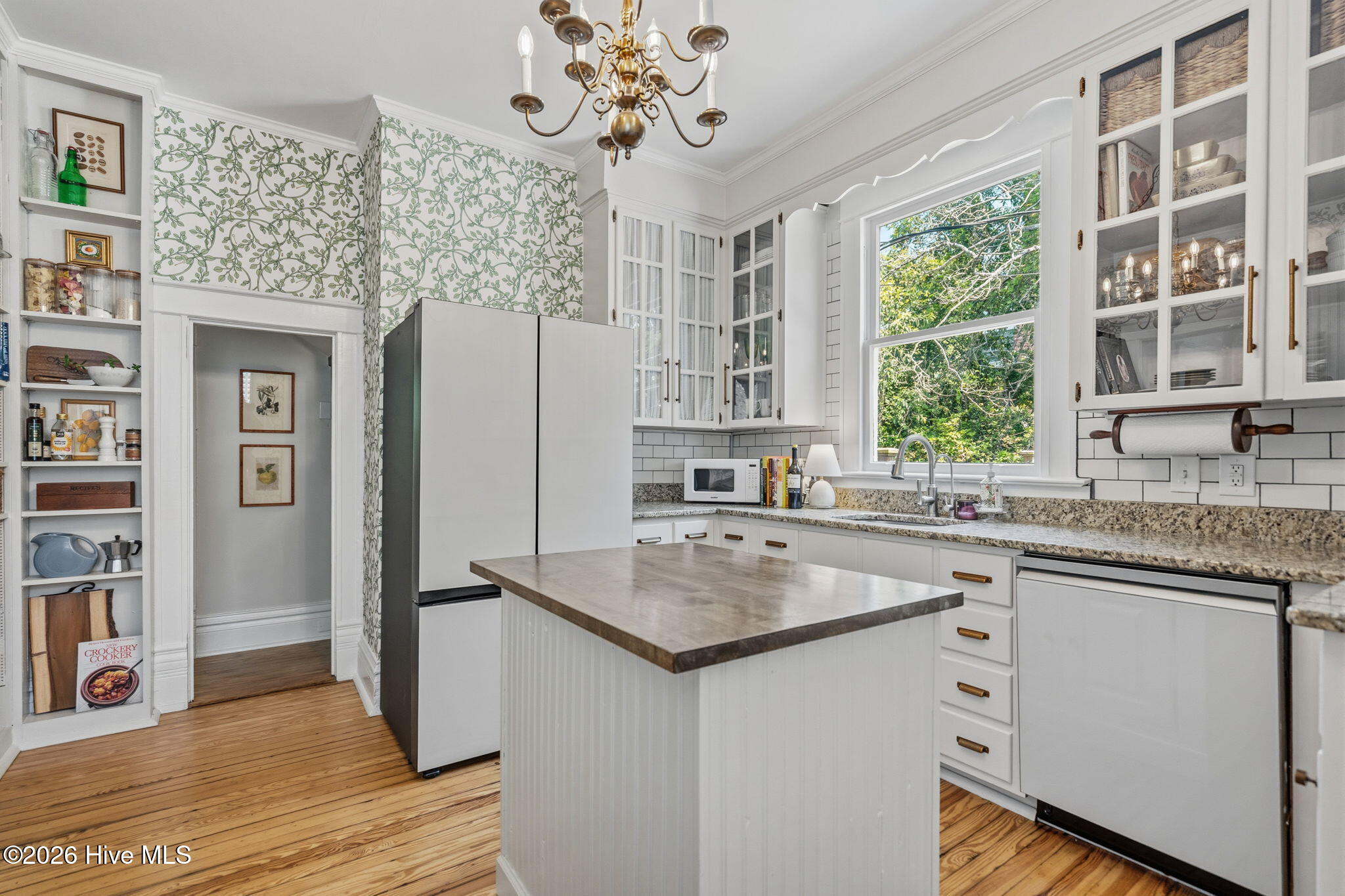 100566277 | Photo 11