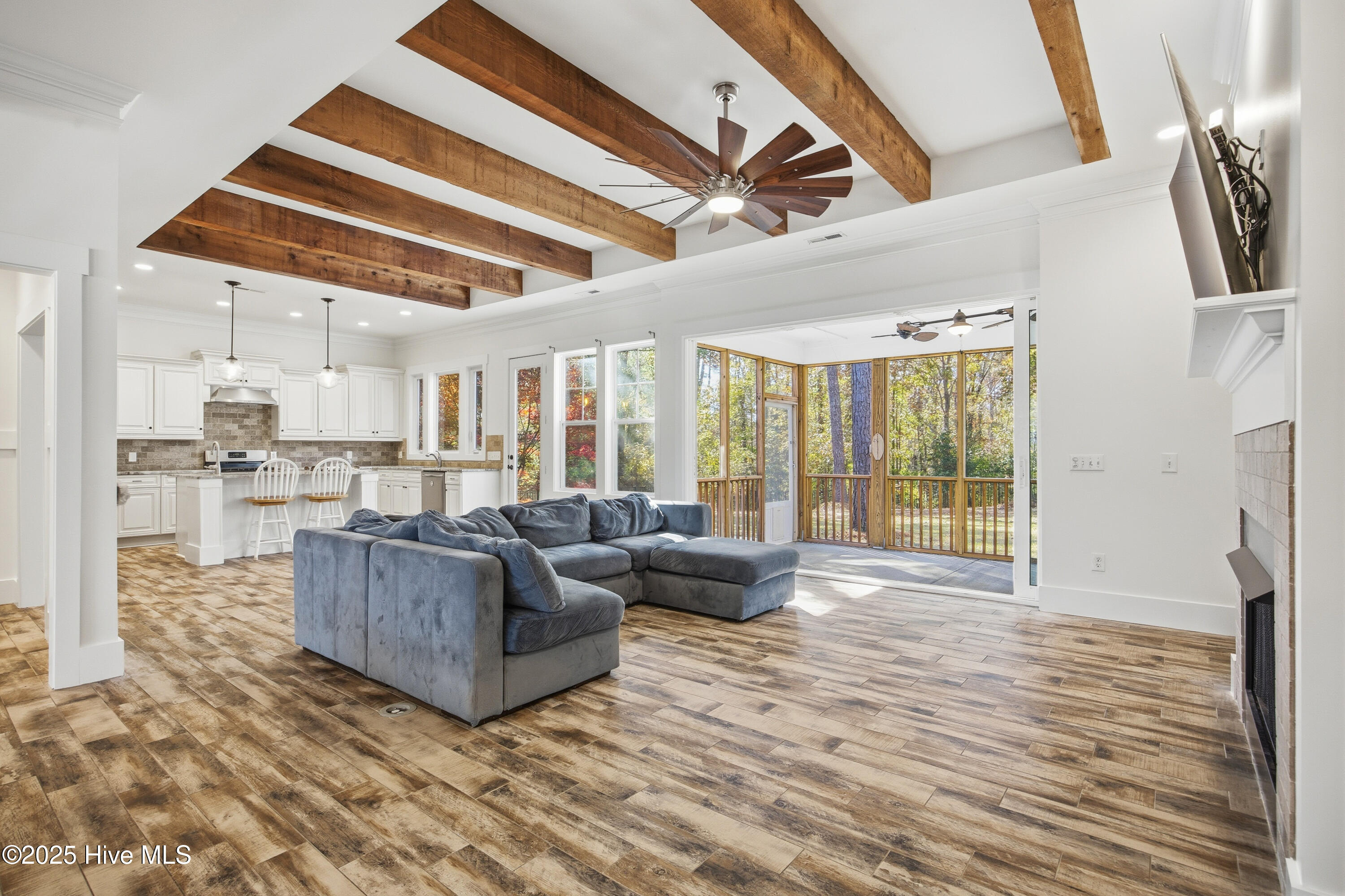 100541588 | Photo 11