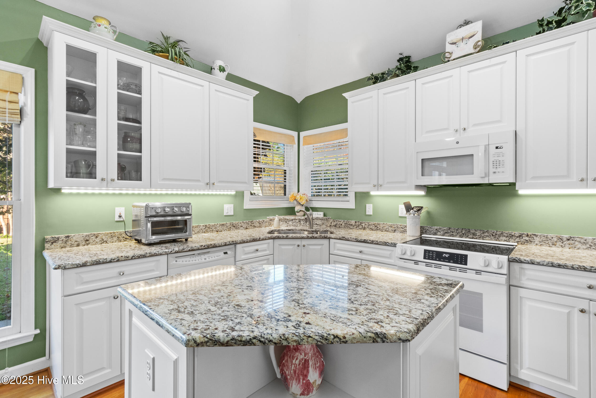 100541075 | Photo 23