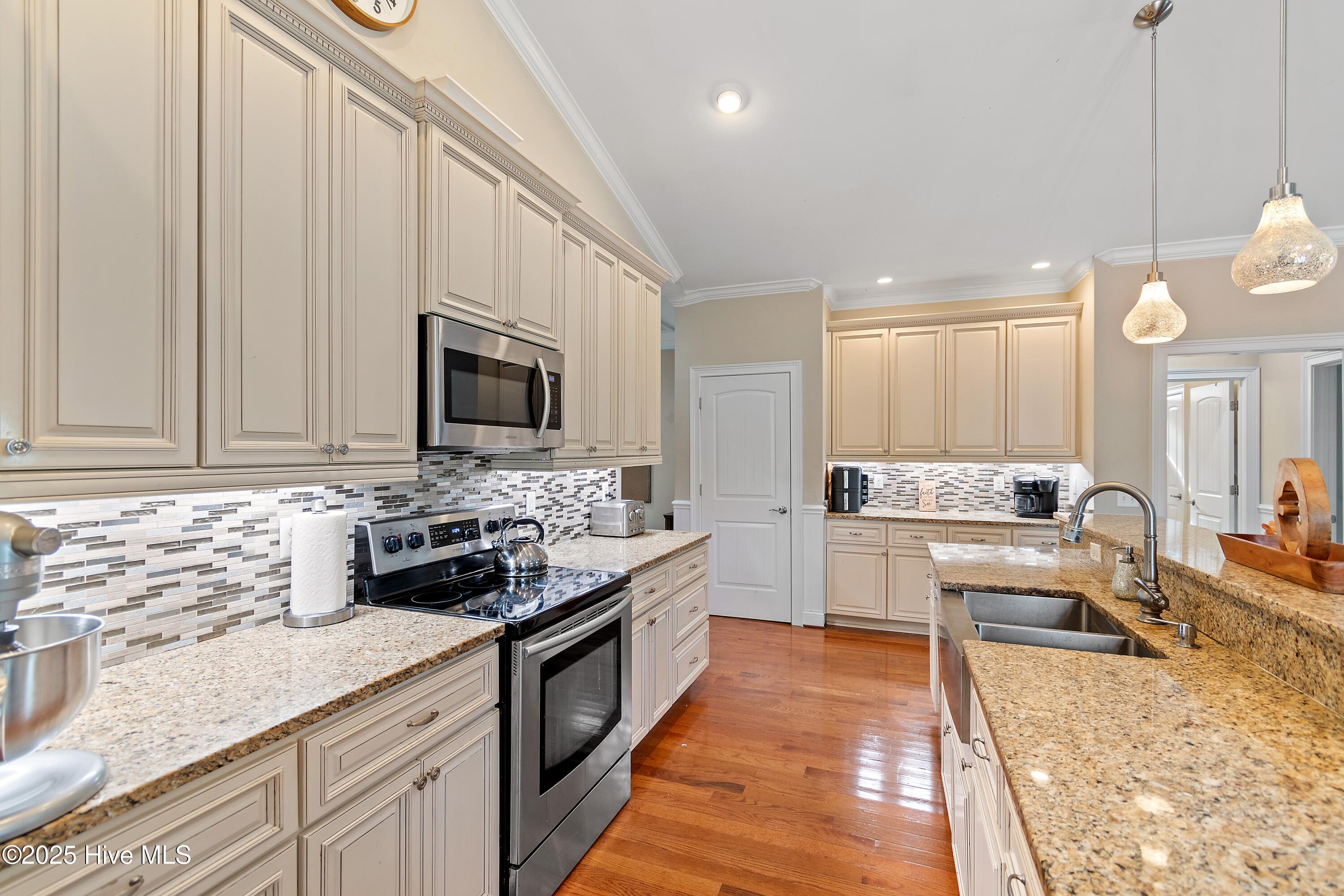 100546132 | Photo 13