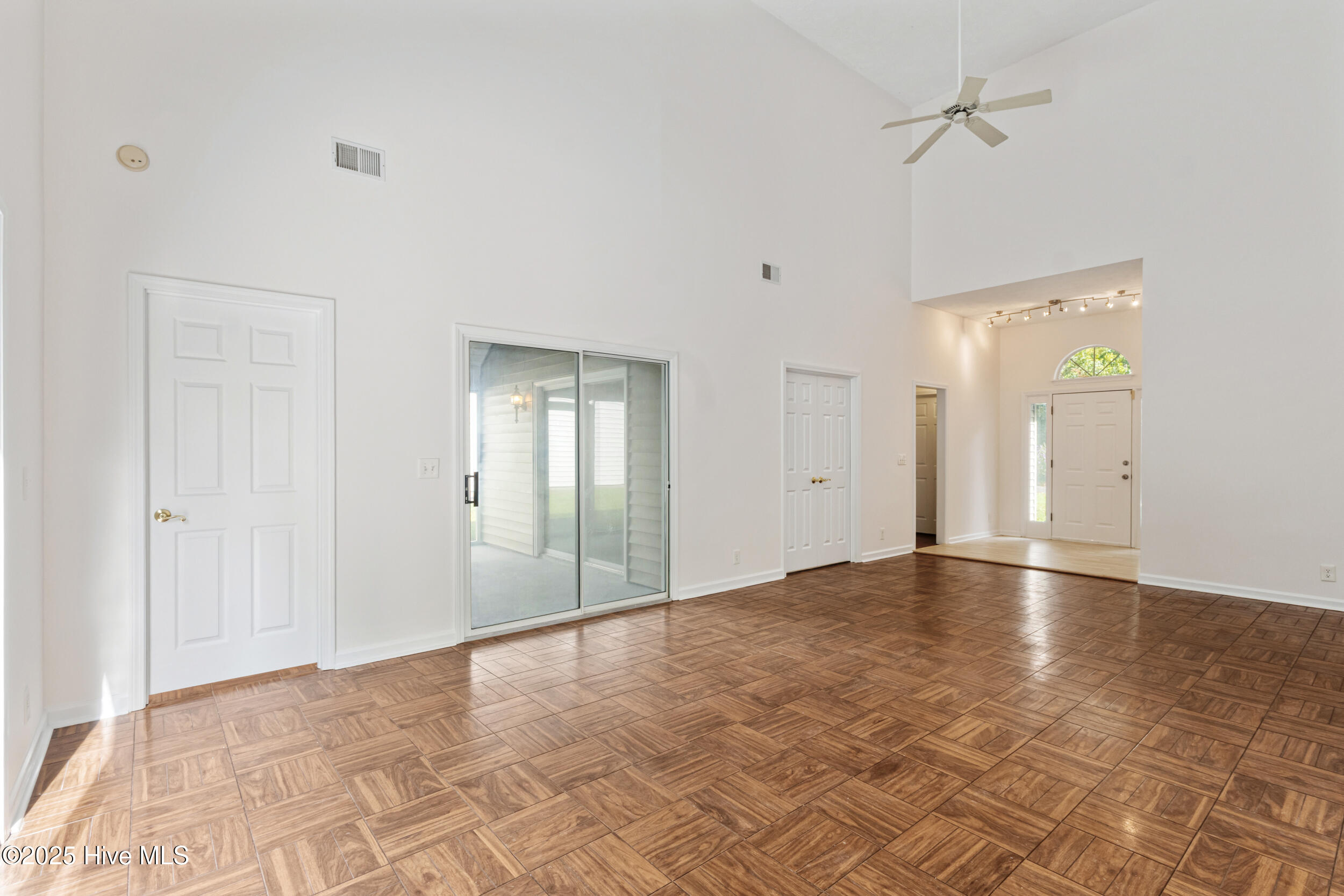 100531370 | Photo 13