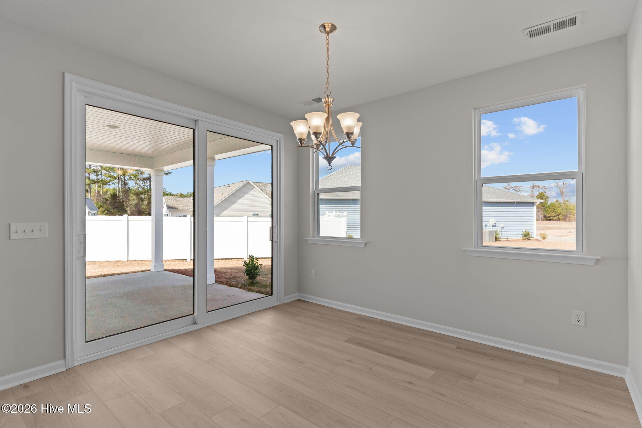 100540347 | Photo 10