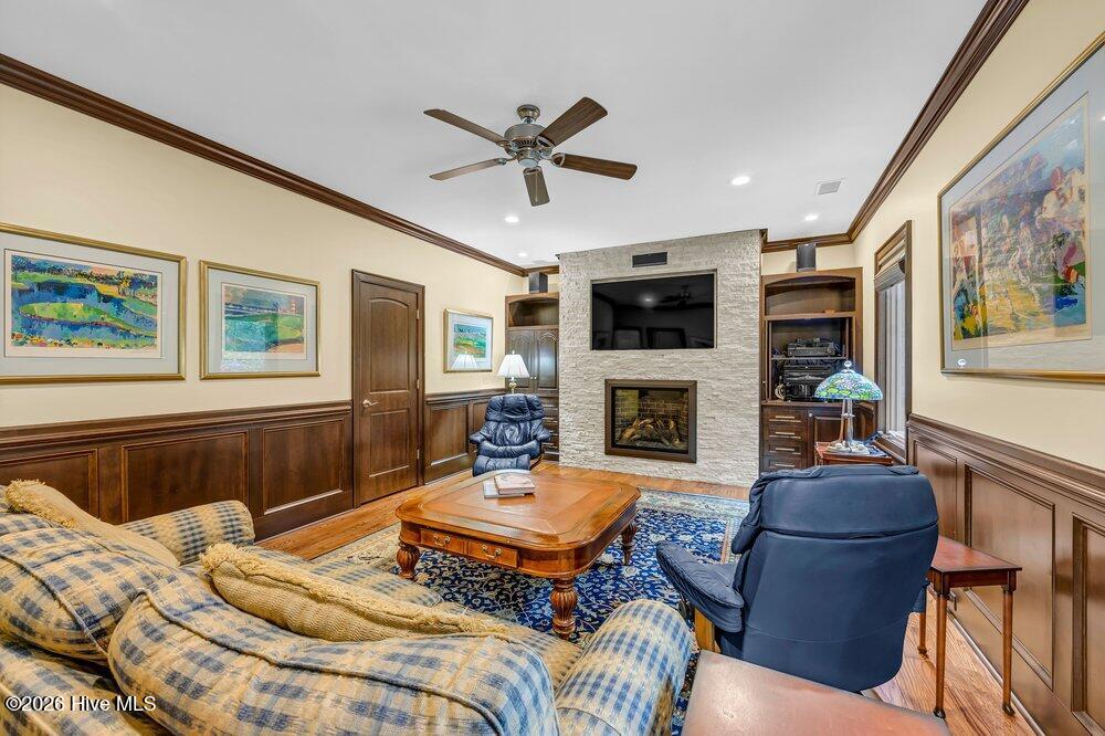 100557669 | Photo 23