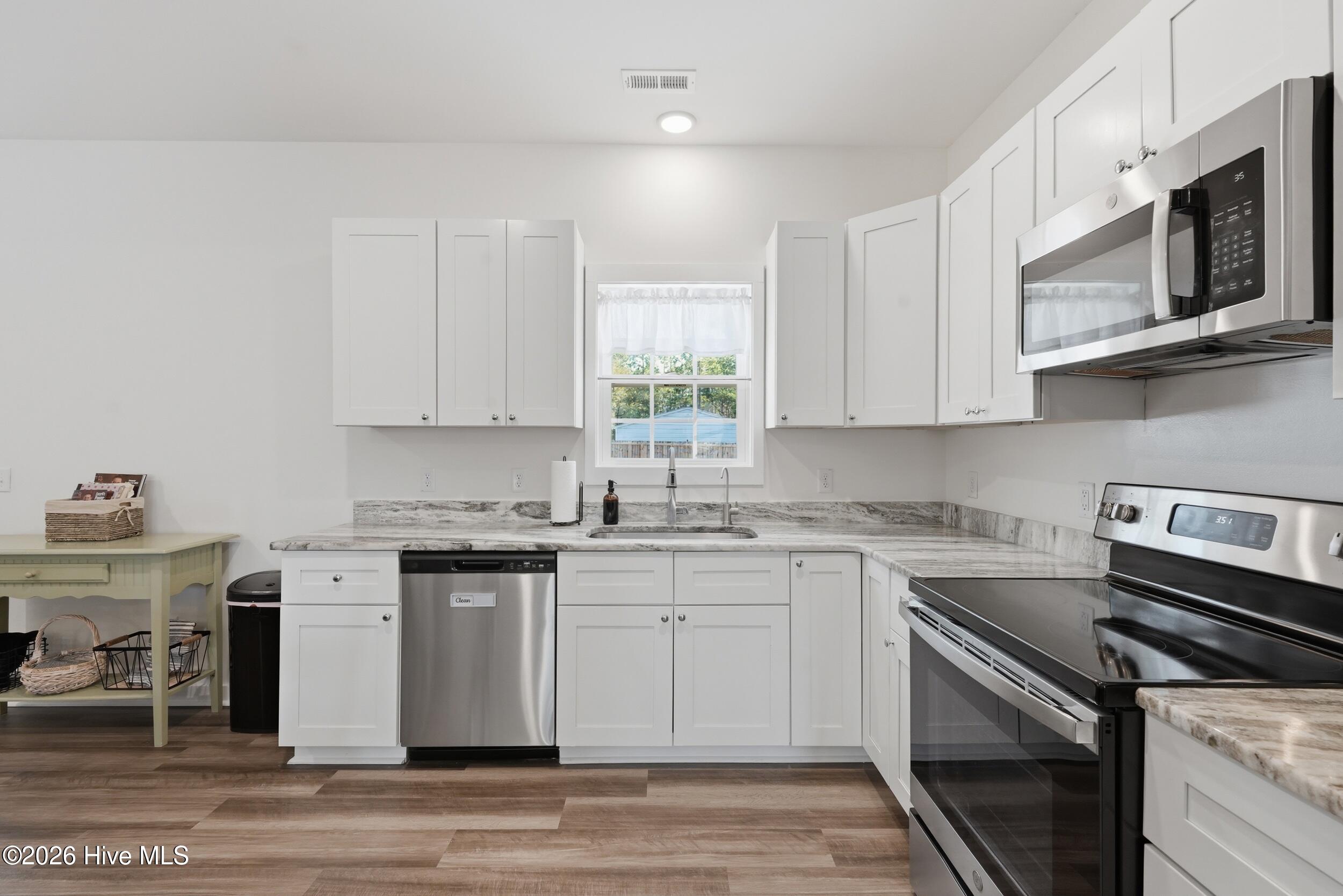 100560359 | Photo 10