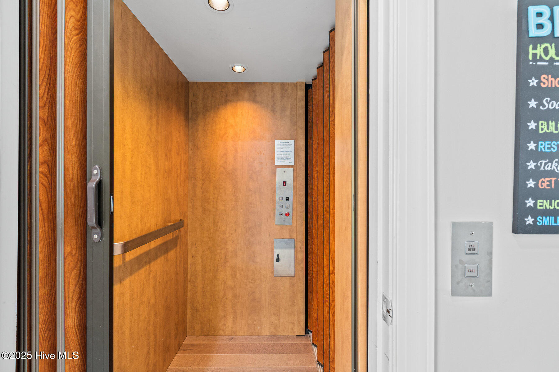 100518577 | Photo 37