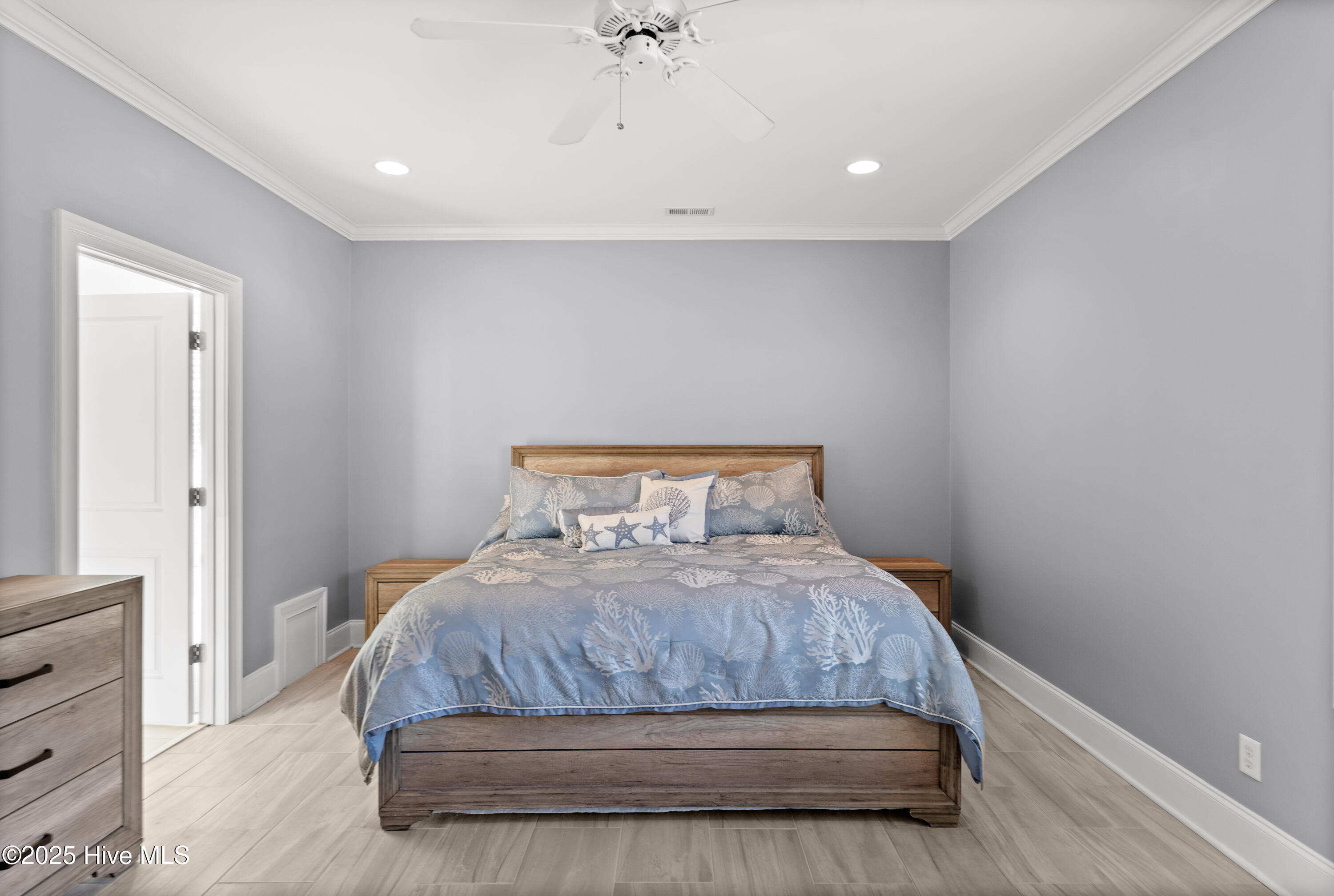 100538387 | Photo 24