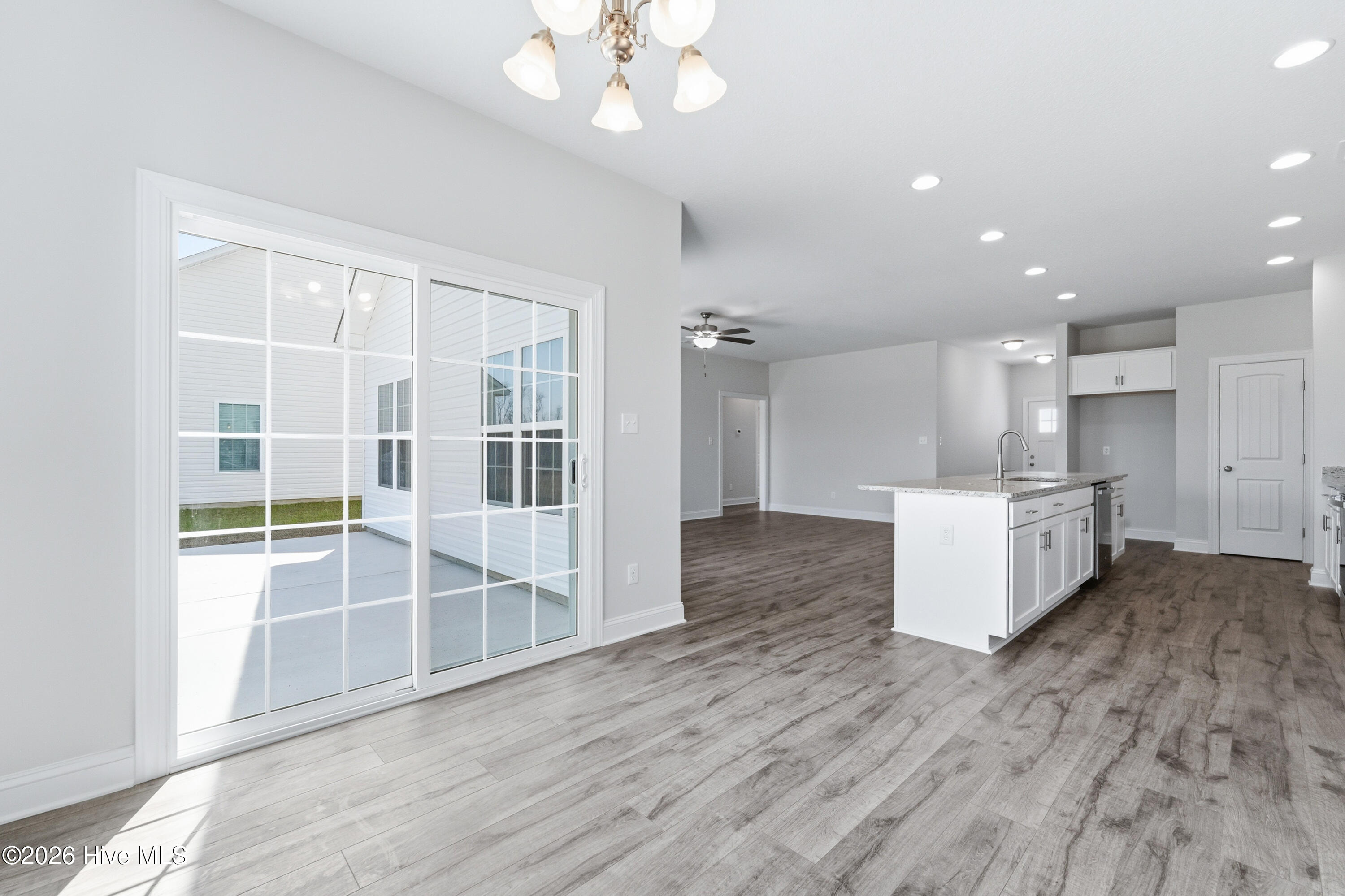 100521847 | Photo 12