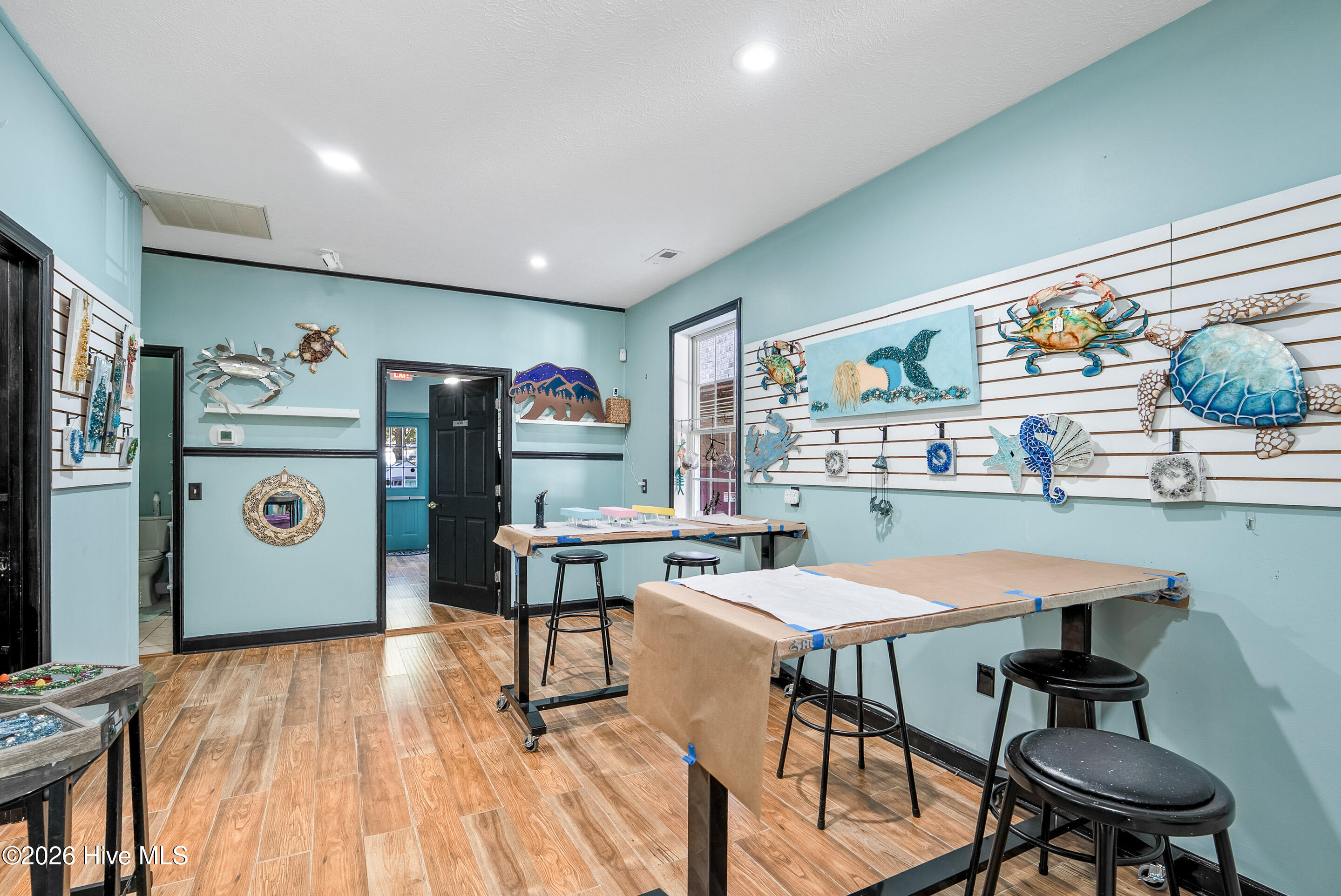 100556890 | Photo 23