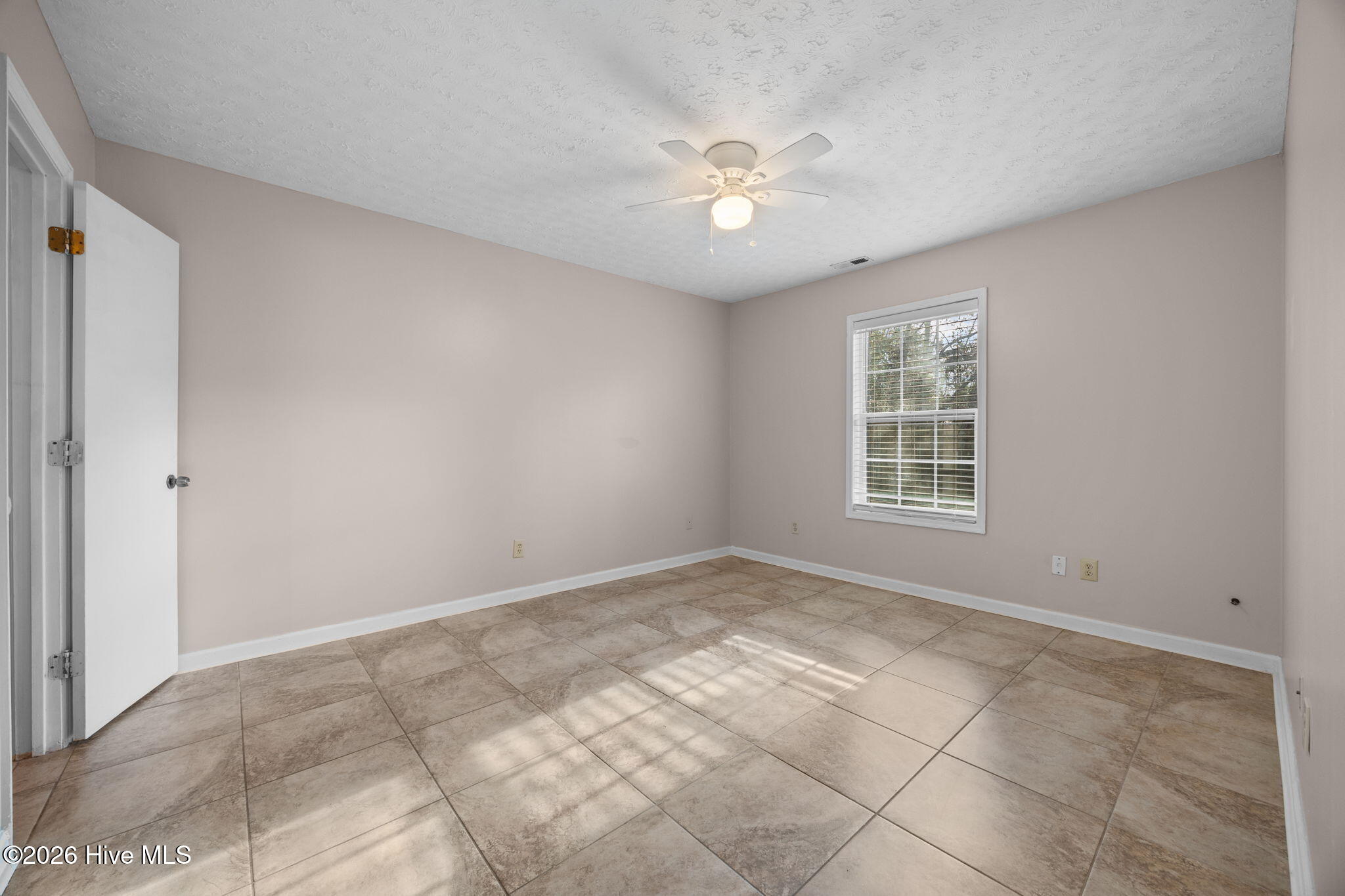 100550799 | Photo 16