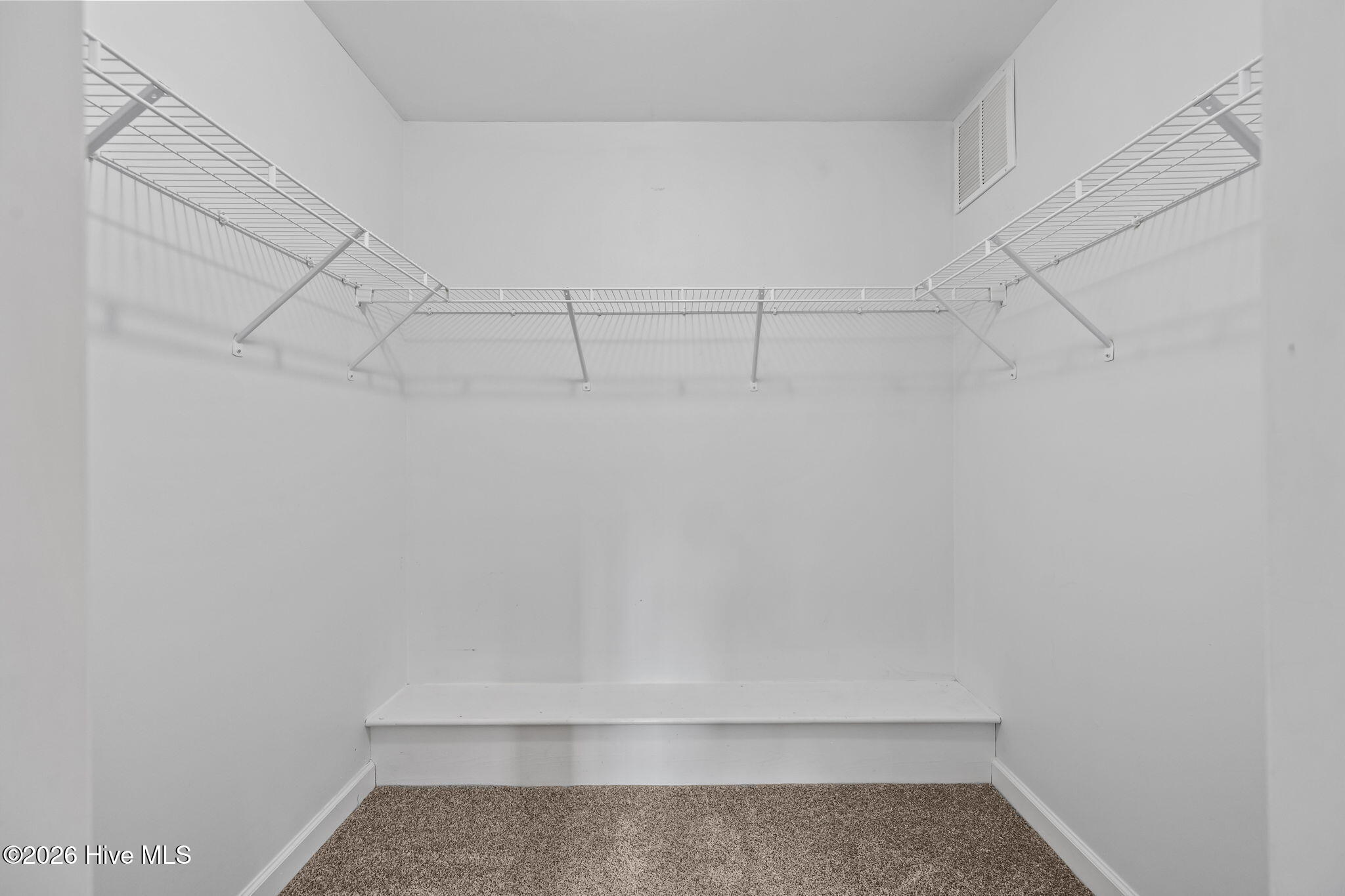 100562180 | Photo 13