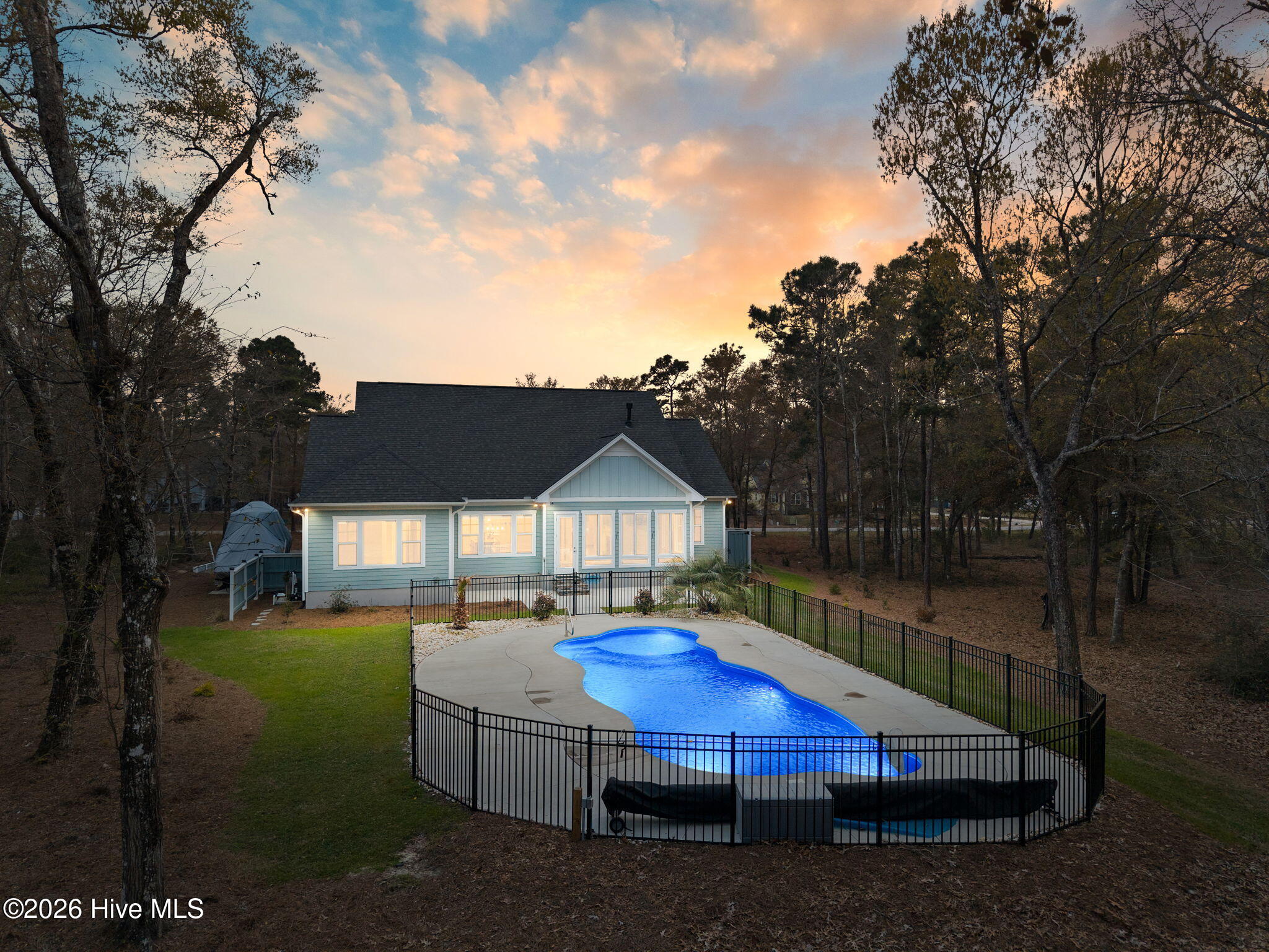 100563423 | Photo 76